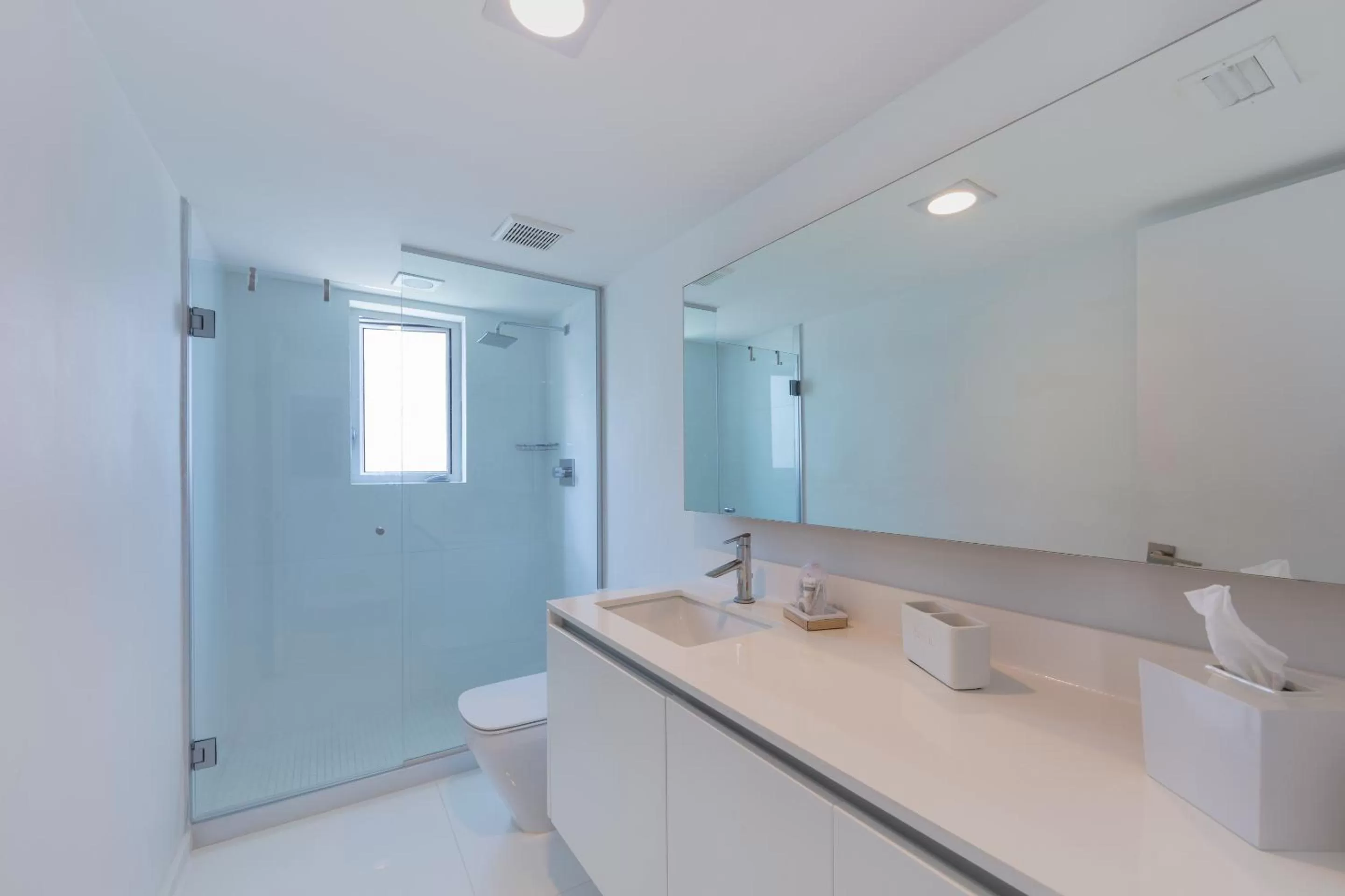 Bathroom in Beach Haus Key Biscayne Contemporary Apartments