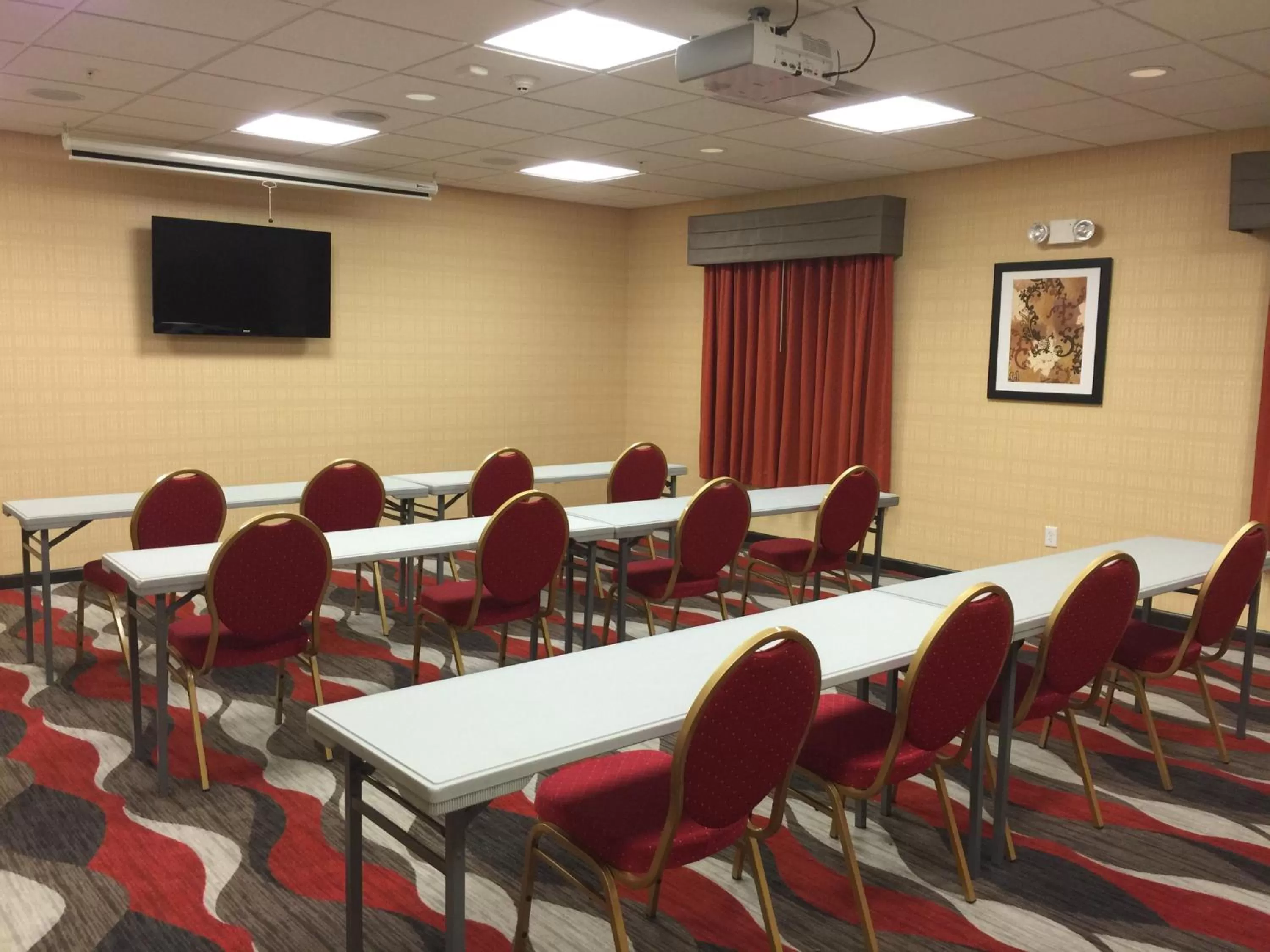 Meeting/conference room in Holiday Inn Express and Suites - Bradford by IHG