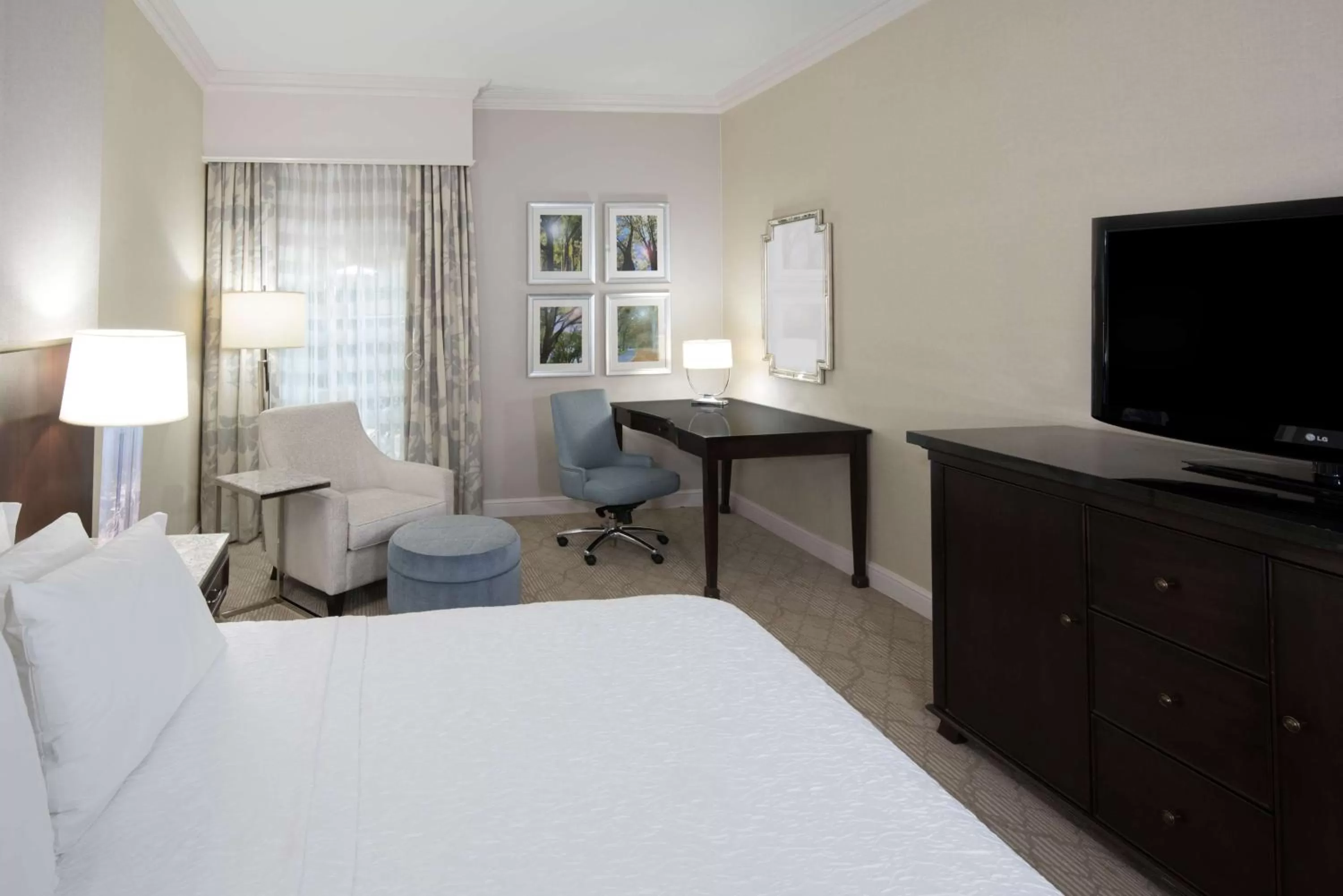 TV and multimedia, Bed in Hampton Inn & Suites South Park at Phillips Place