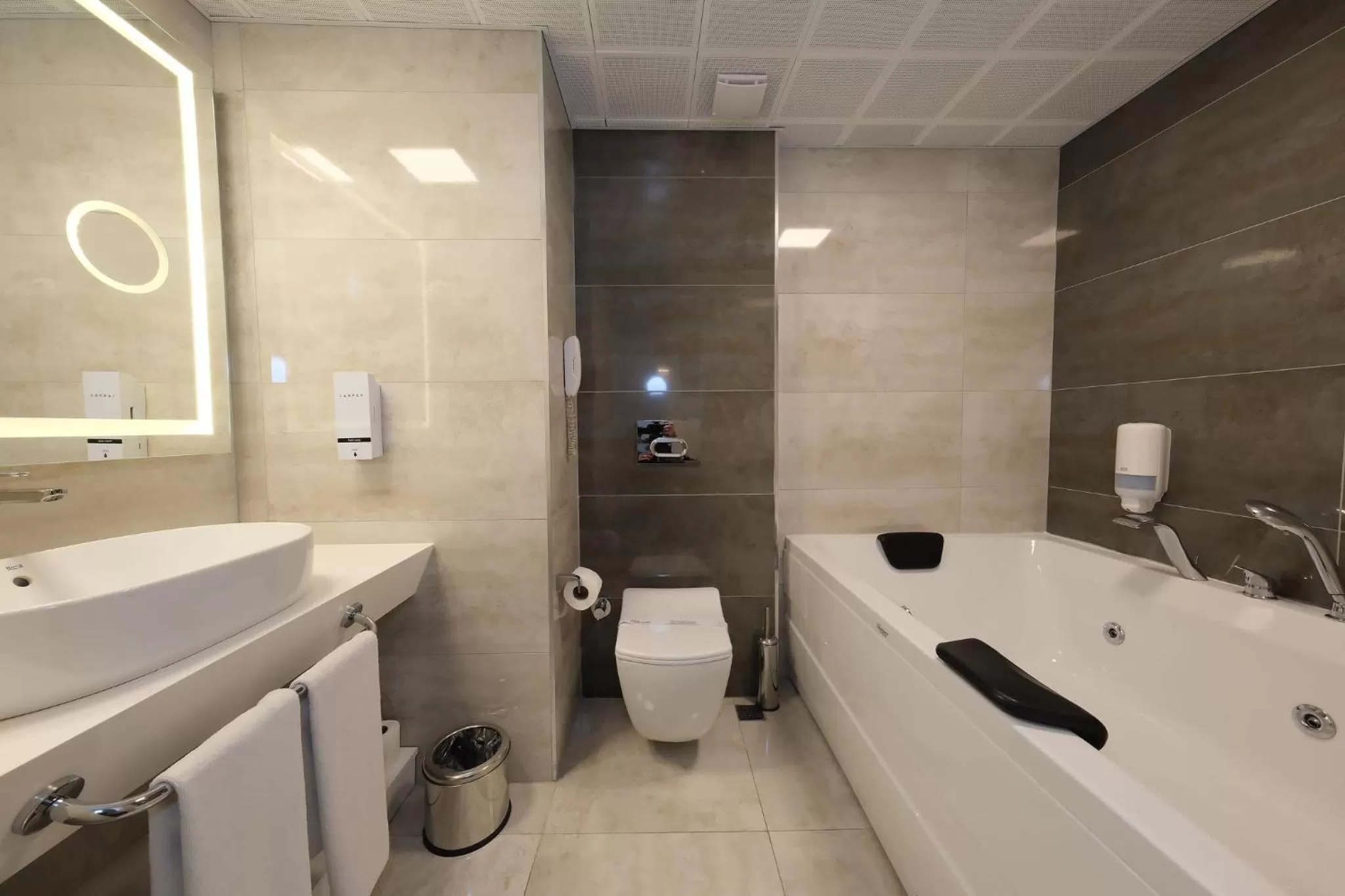 Hot Tub in Best Western Plus Khan Hotel