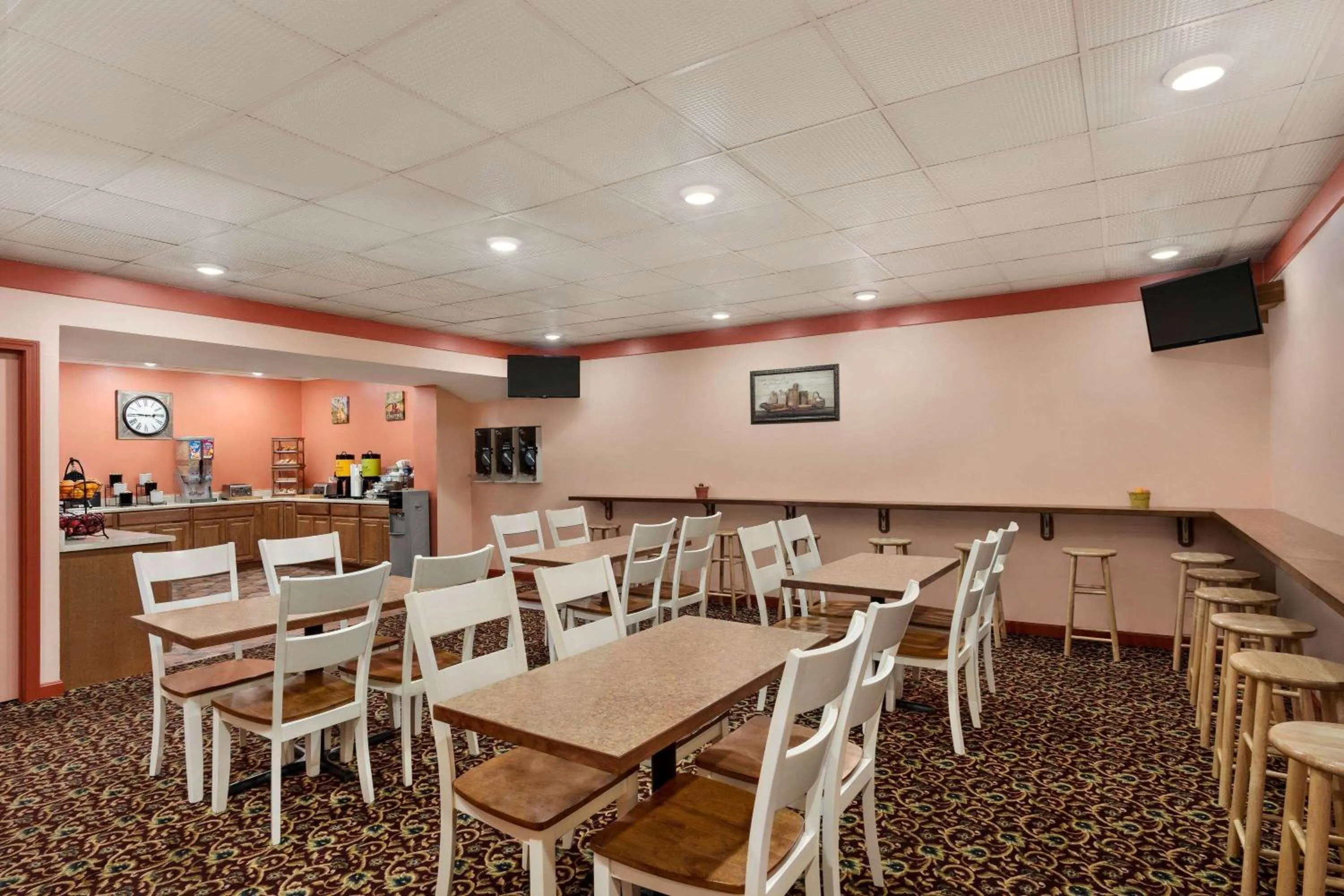 Restaurant/places to eat in Howard Johnson by Wyndham South Portland