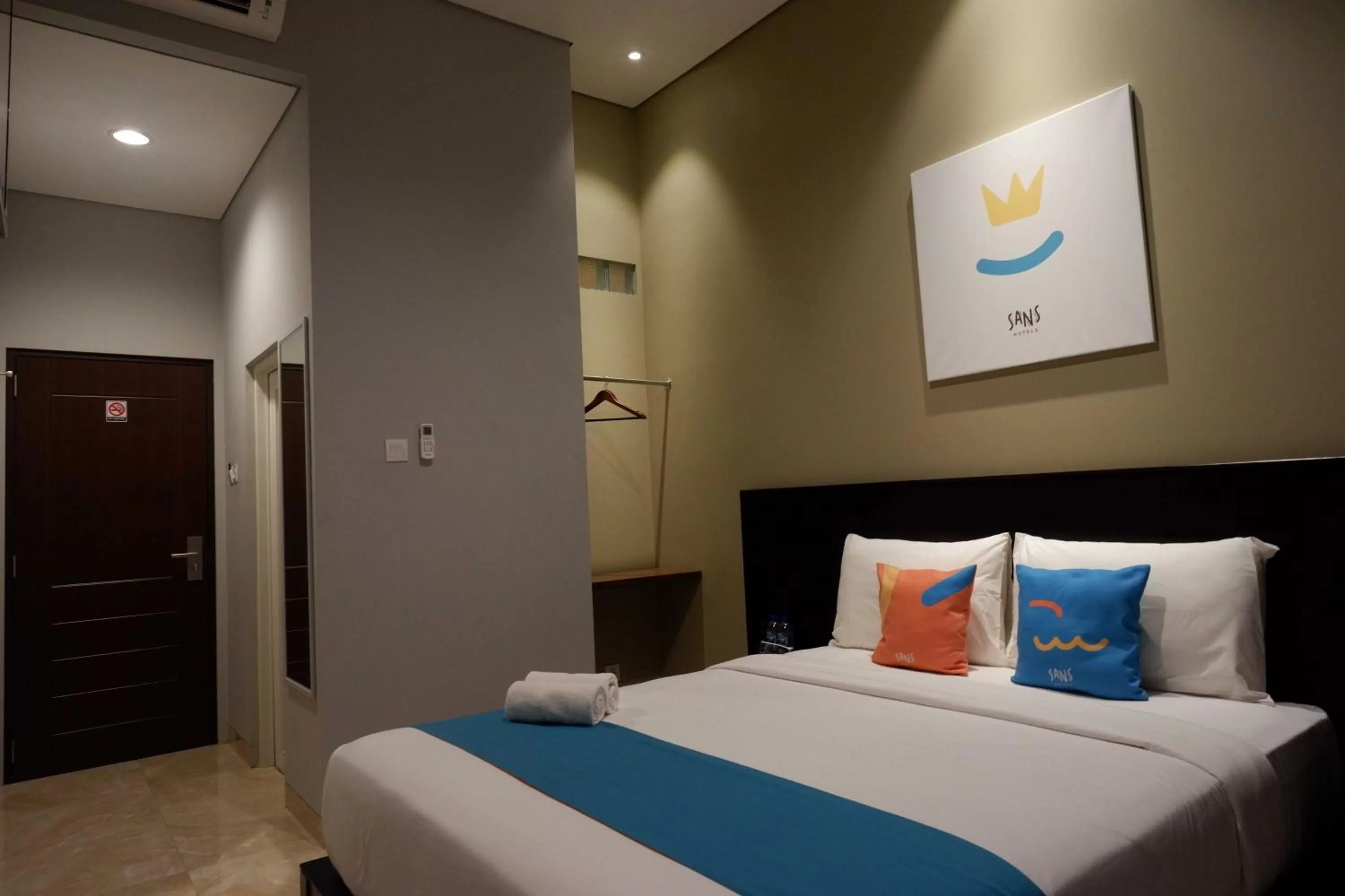 Bedroom, Bed in Sans Hotel Empress Simpang Lima