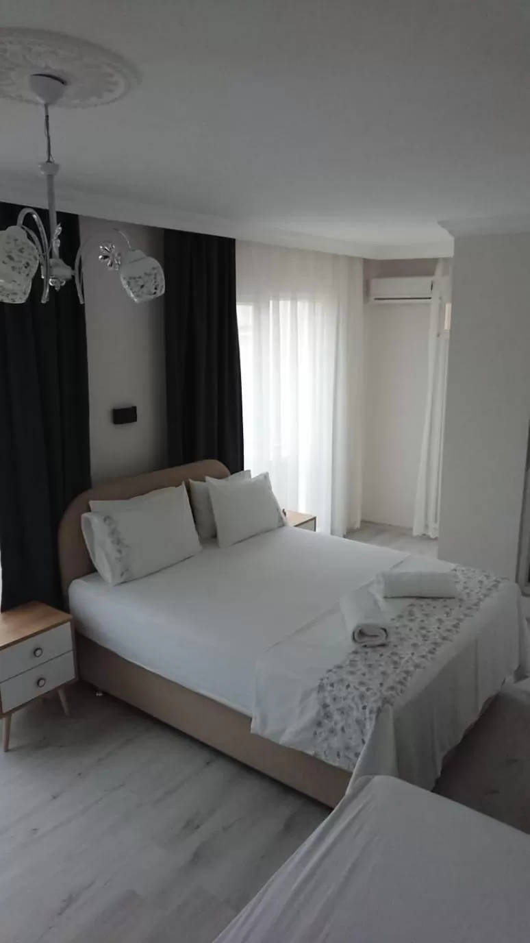 Bed in Ali's Pension ada alis