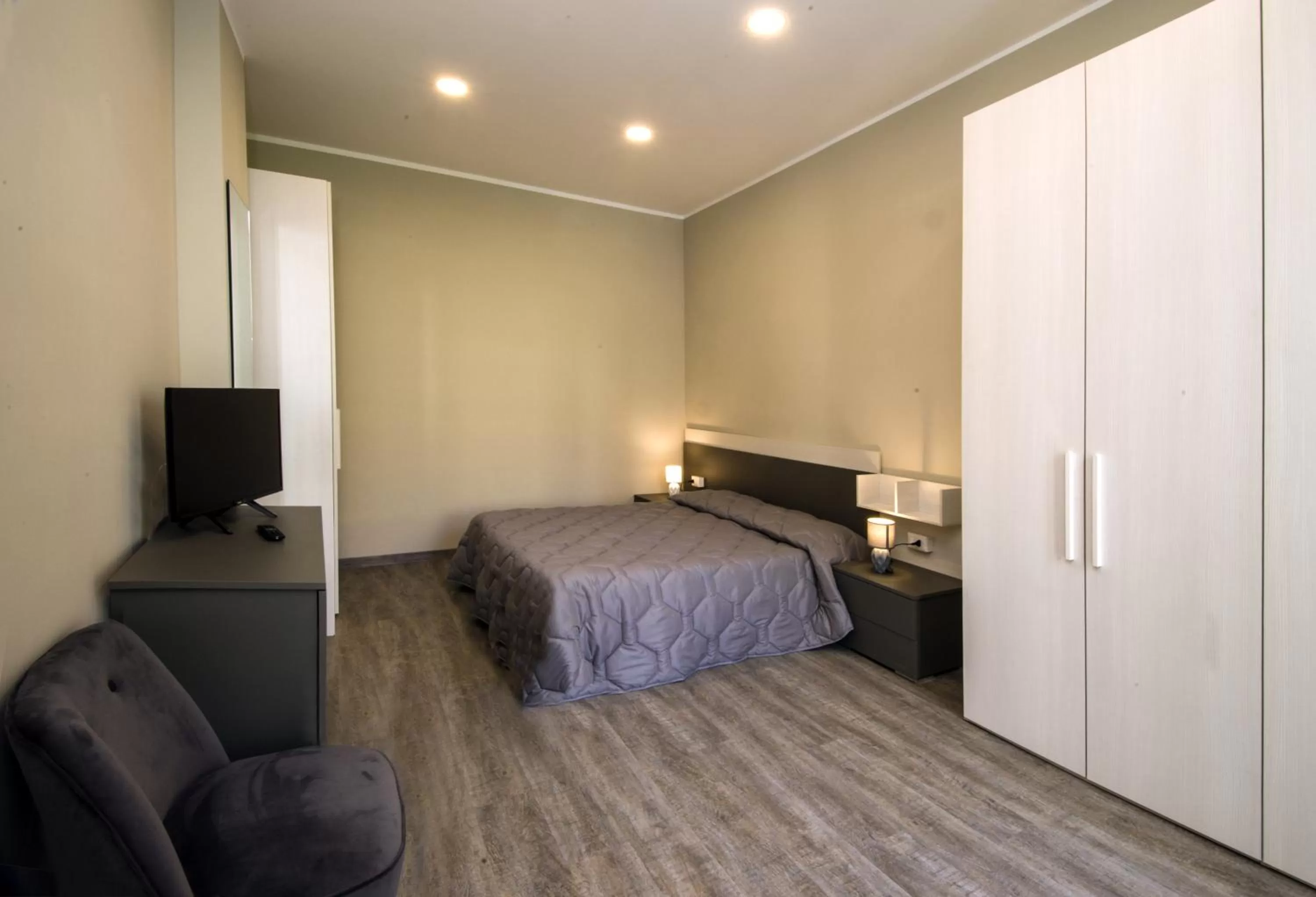 Bedroom, Bed in Hotel Alexander & Spa