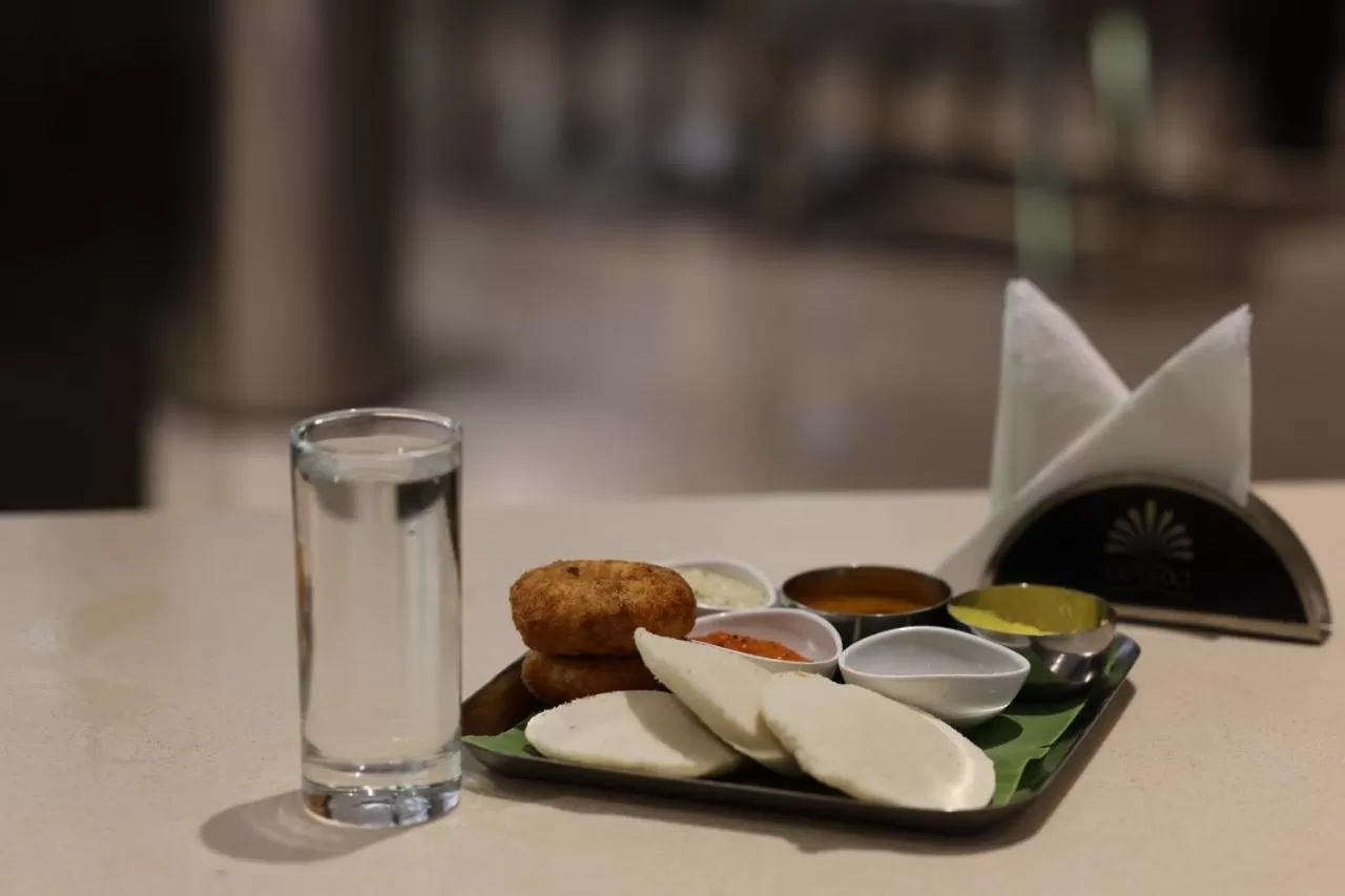 Restaurant/places to eat in Hotel Woodside Prestige