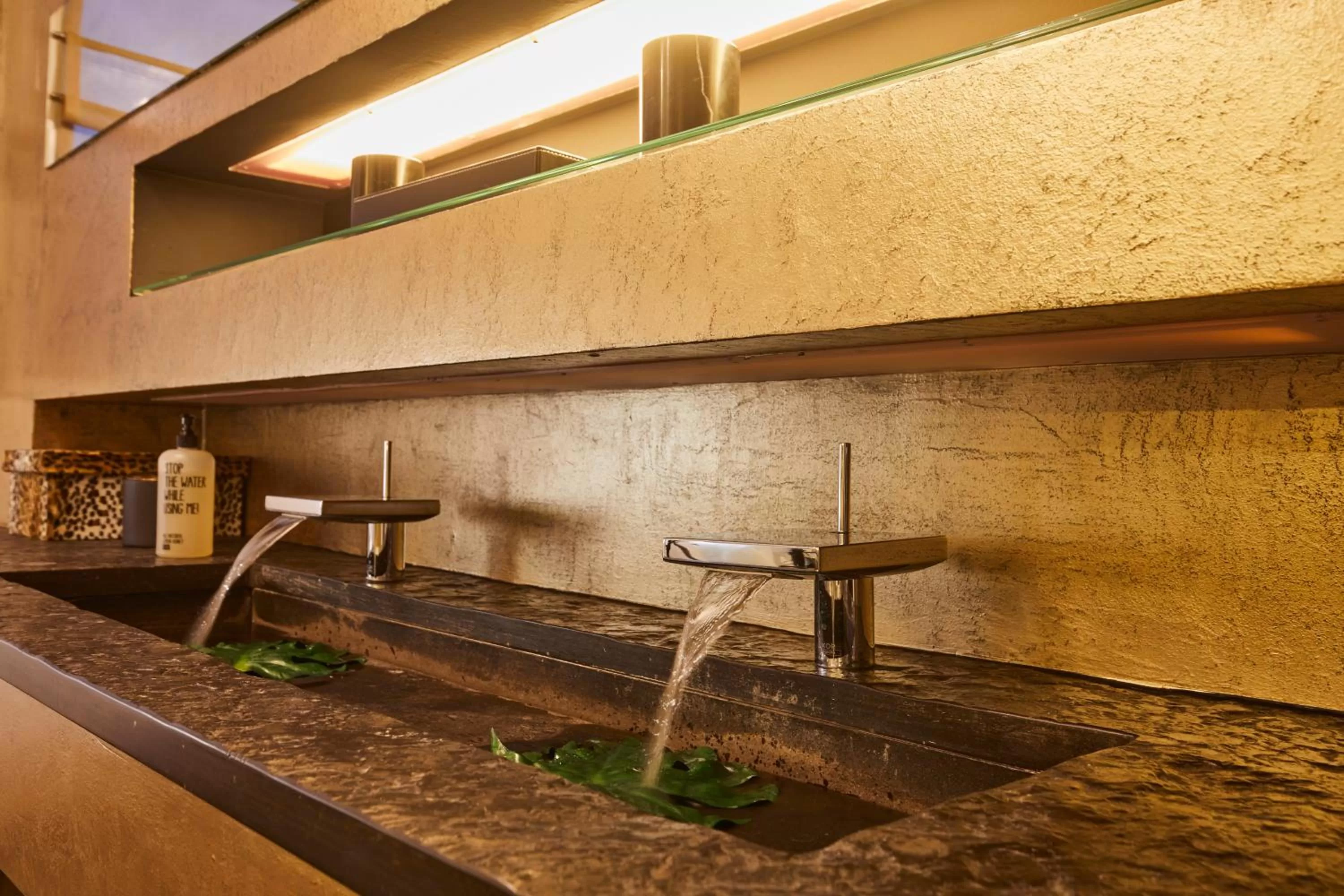 Bathroom in Der Zauberlehrling