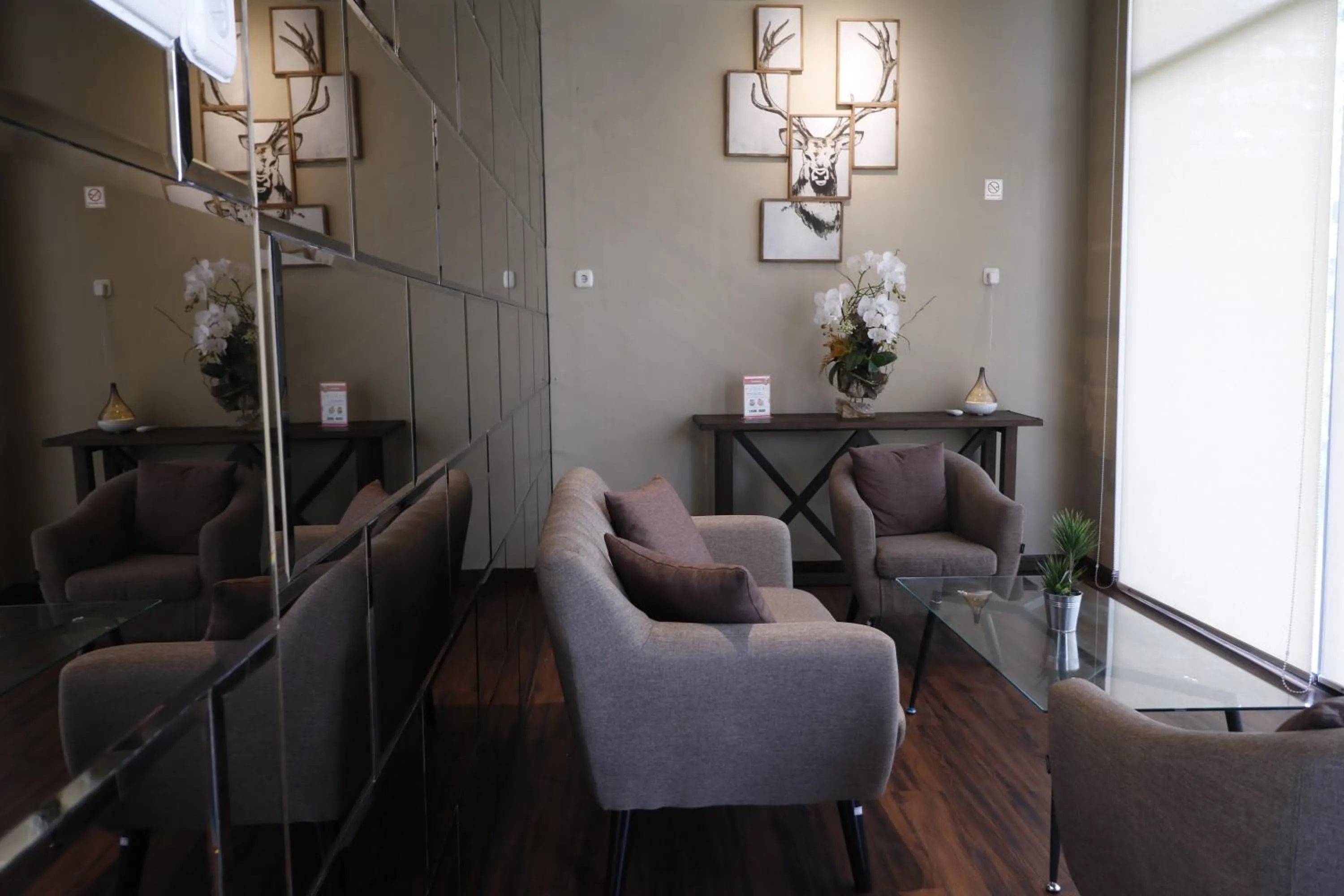 Seating area in RedDoorz Plus near Universitas Sumatera Utara