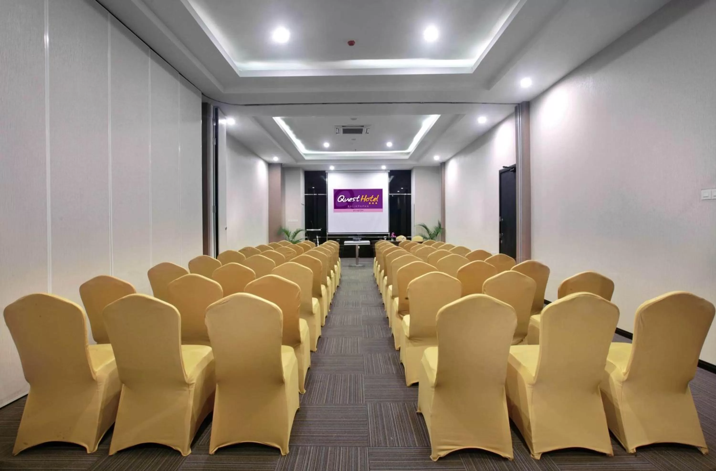 Meeting/conference room in Quest Hotel Balikpapan by ASTON