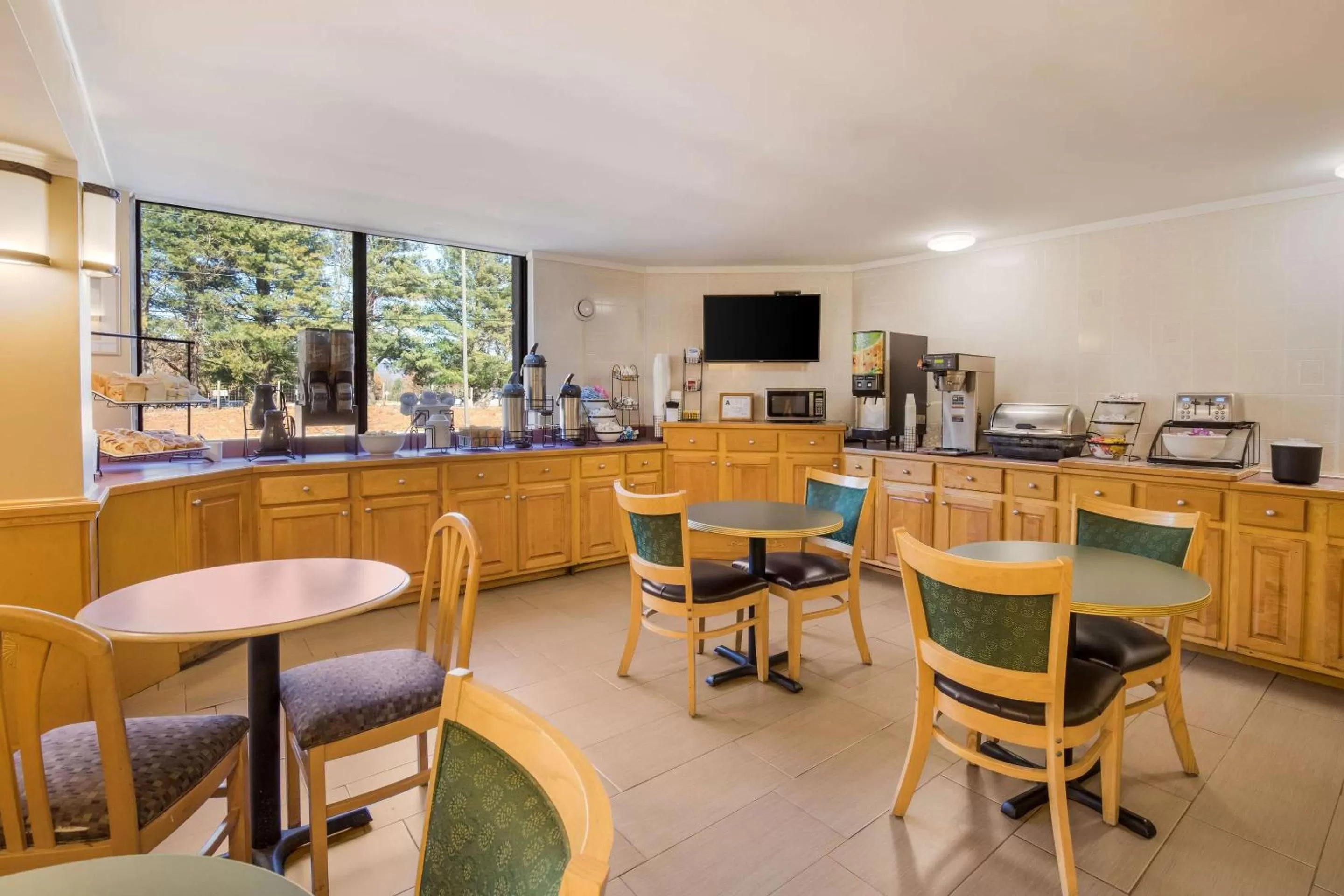 Restaurant/places to eat in Econo Lodge Hendersonville