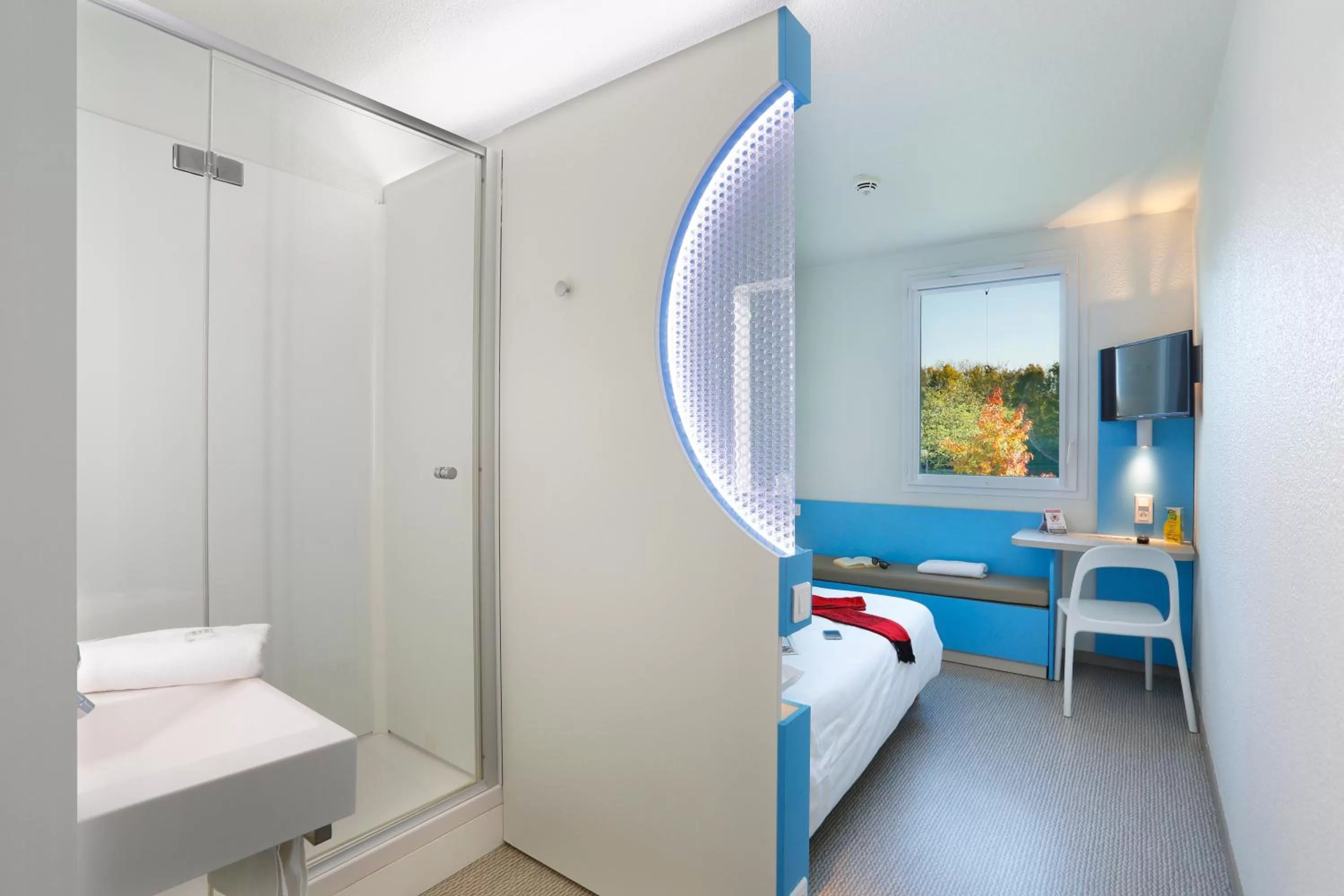 Photo of the whole room, Bed in First Inn Hotel Paris Sud Les Ulis