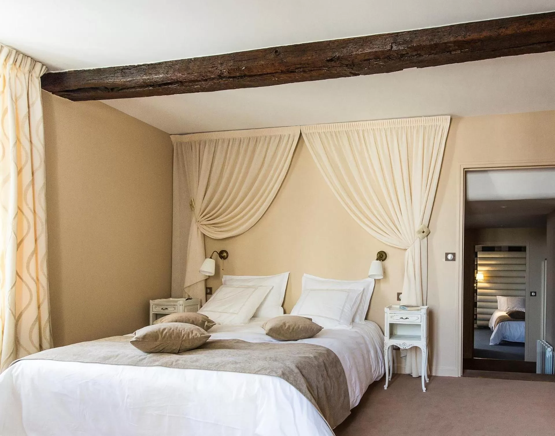 Bed in Logis du Parvis ***Face Cathédrale/in front of the Cathedral***