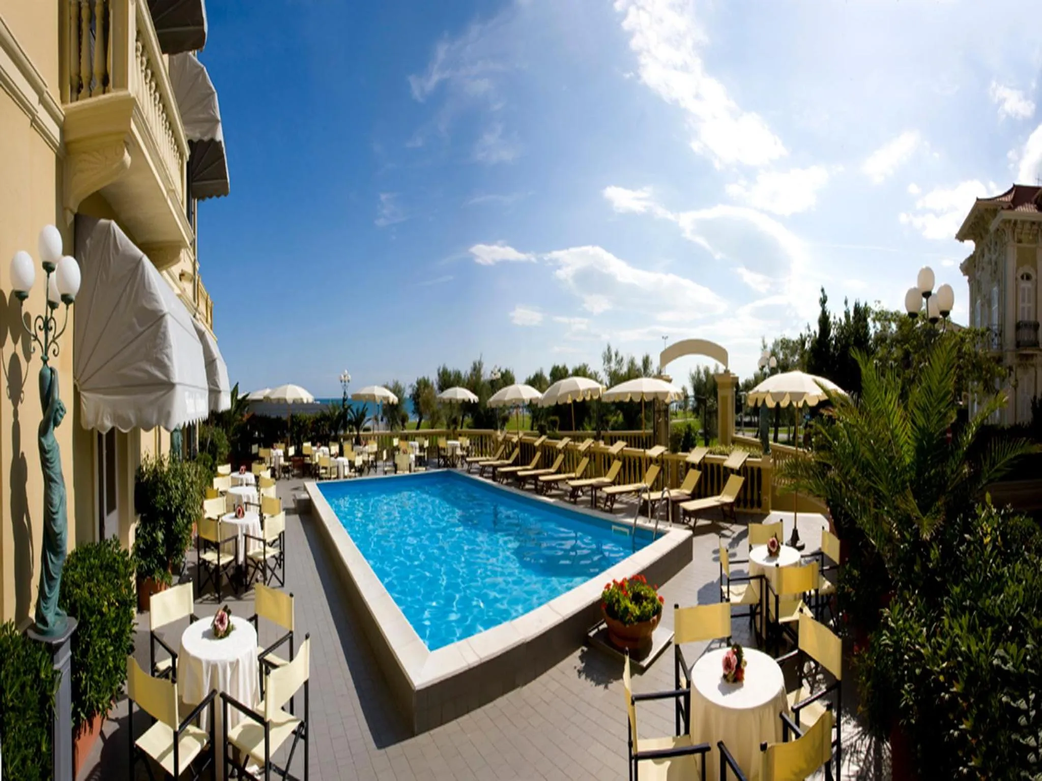 Swimming pool in Hotel Vittoria