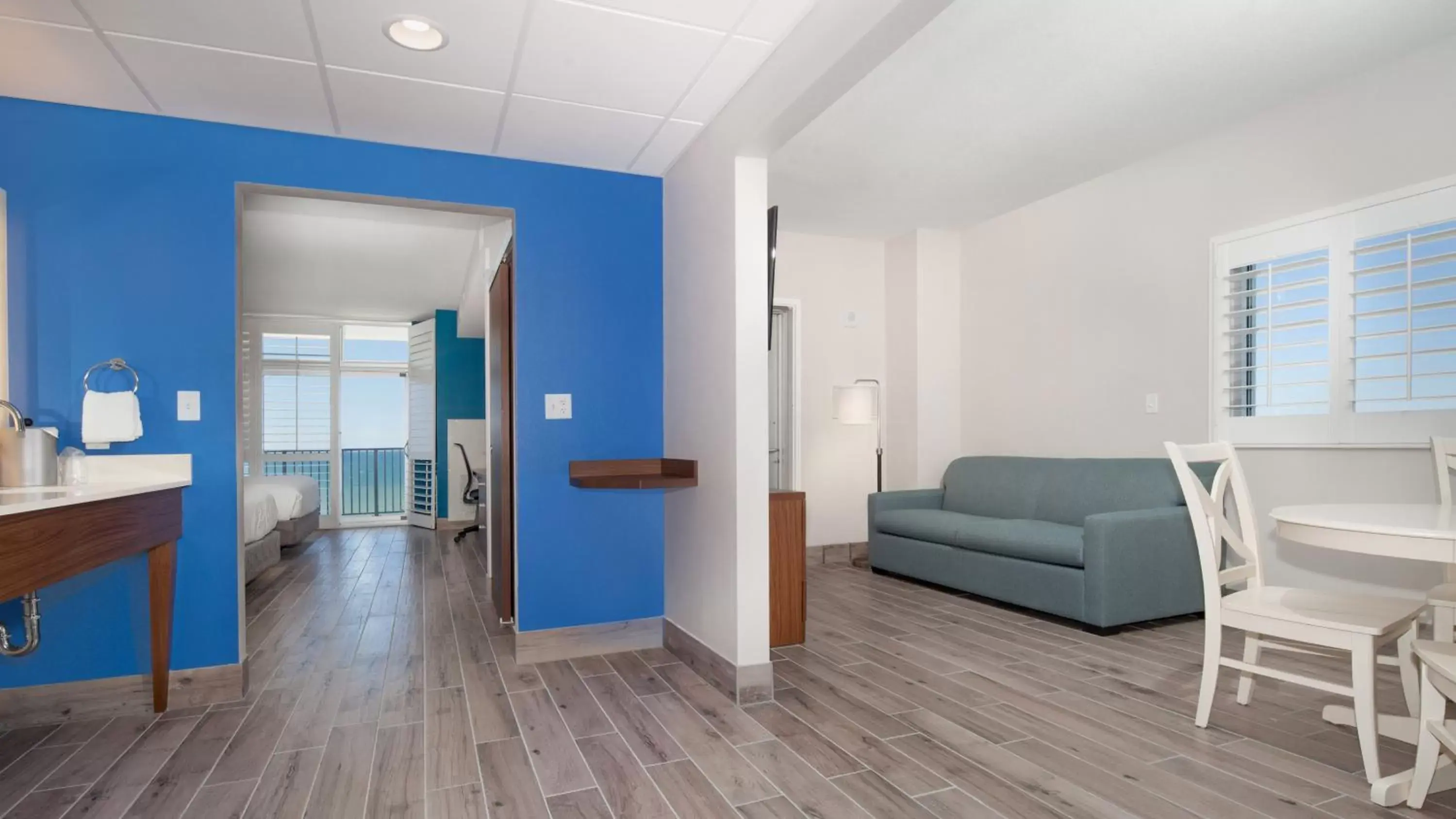 Queen Suite with Two Queen and One Bunk Bed - Communications Accessible Tub in Holiday Inn Express & Suites Panama City Beach - Beachfront by IHG Queen Suite with Two Queen and One Bunk Bed - Communications Accessible Tub in Holiday Inn Express & Suites Panama City Beach - Beachfront by IHG