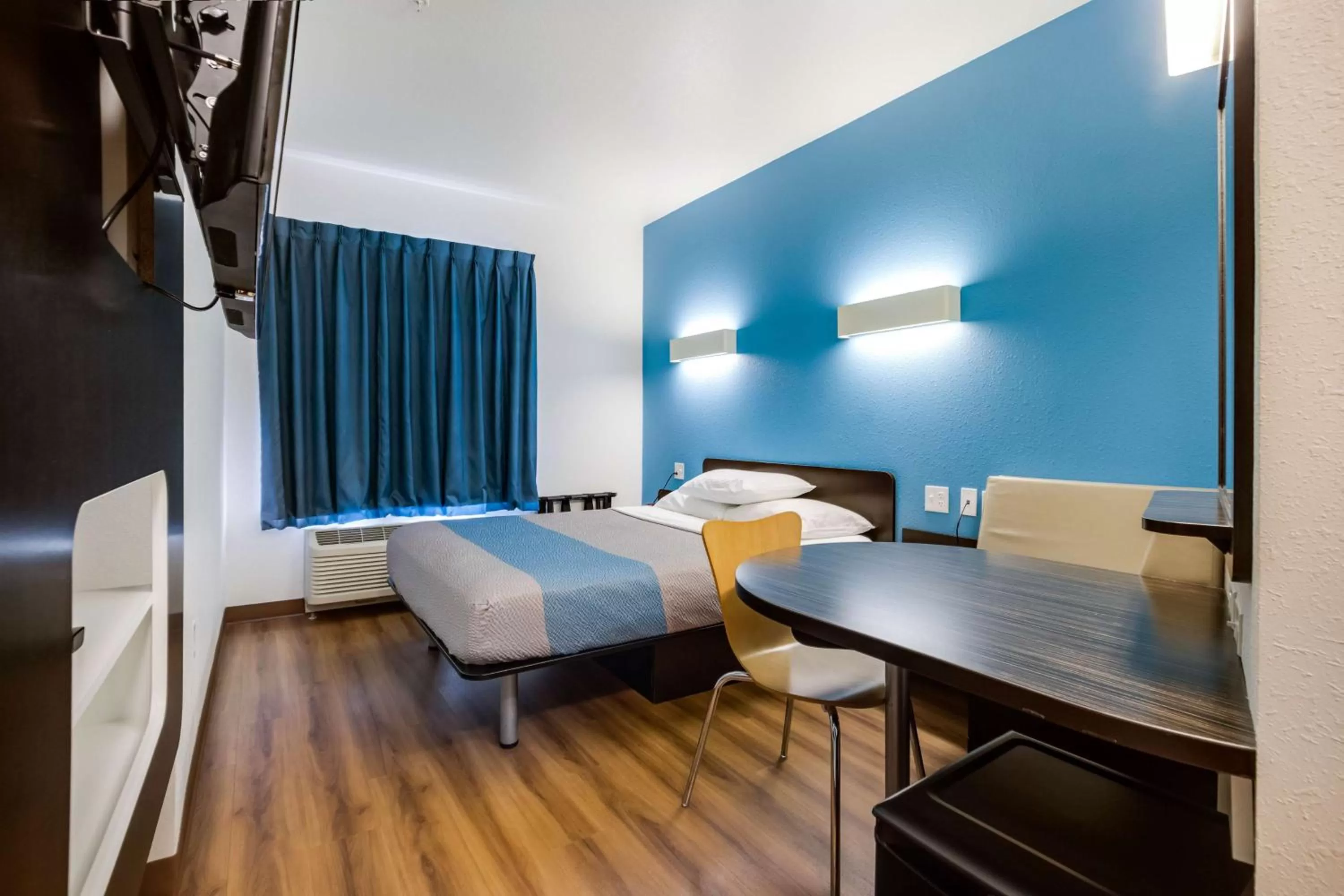 Photo of the whole room, Bed in Motel 6 Poplar Bluff, MO