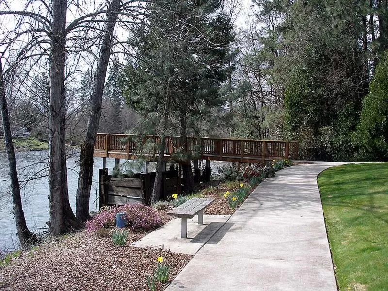 Day in Edgewater Inn Shady Cove