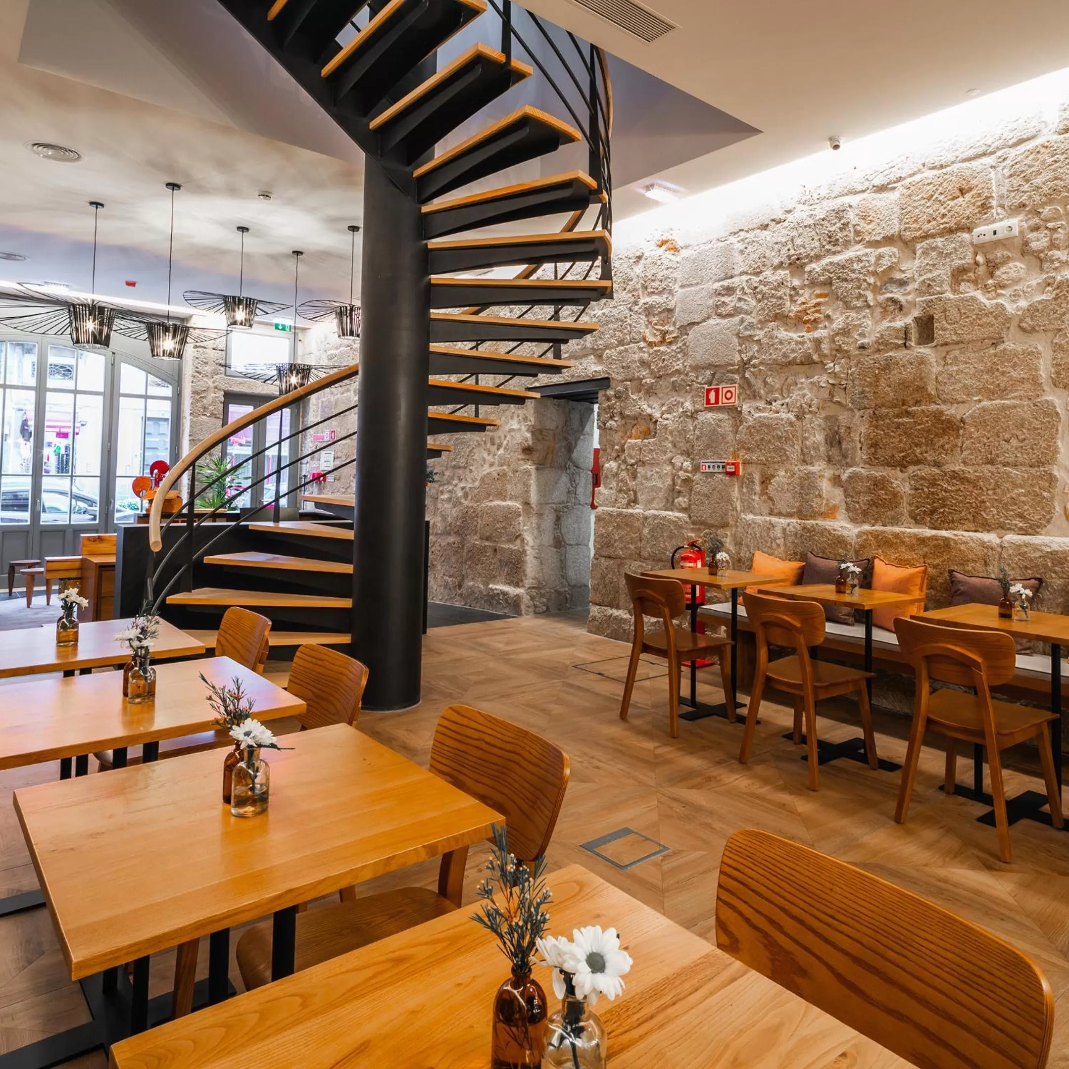 Restaurant/places to eat in Porto River Infante