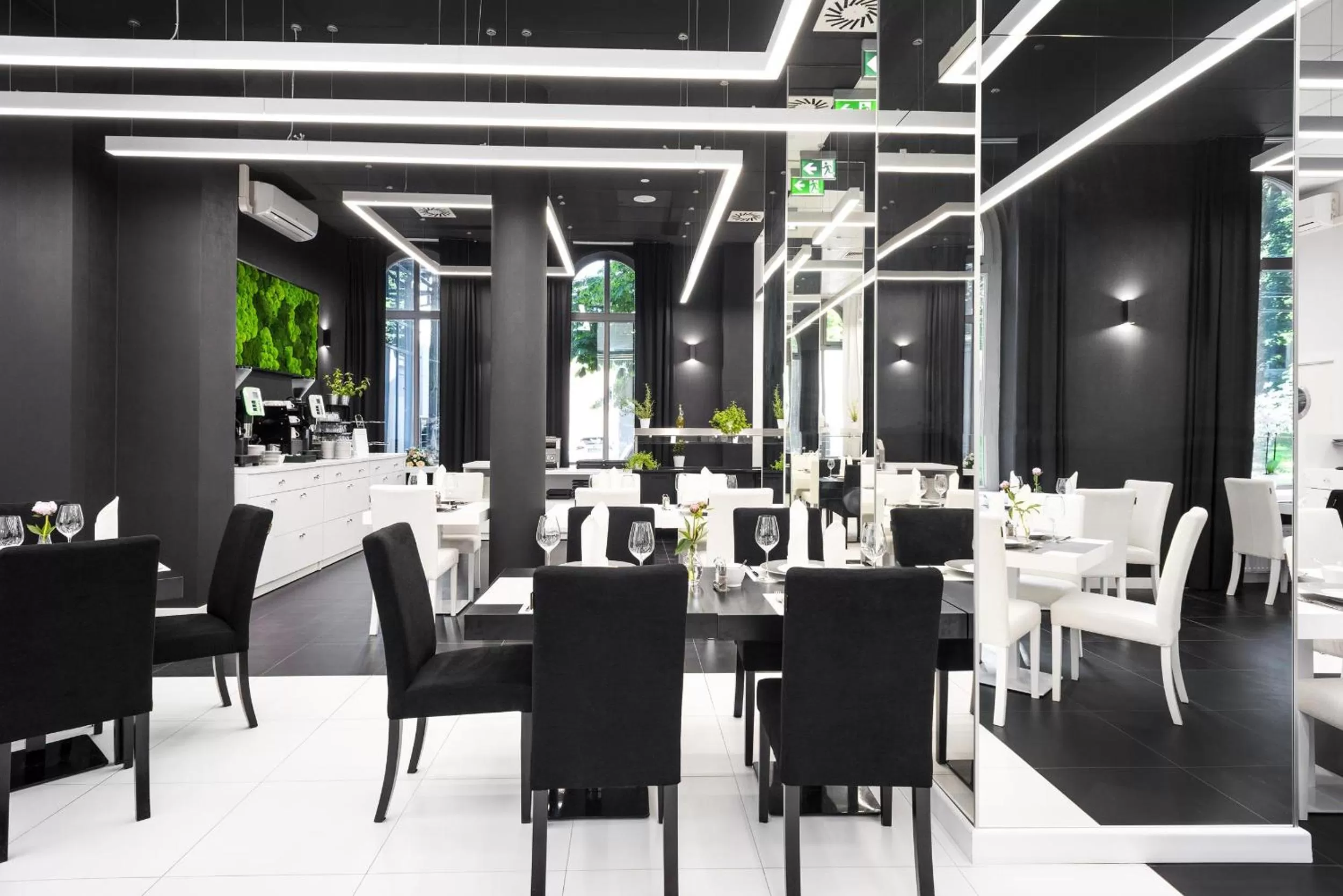 Restaurant/places to eat in Best Western Plus Krakow Old Town