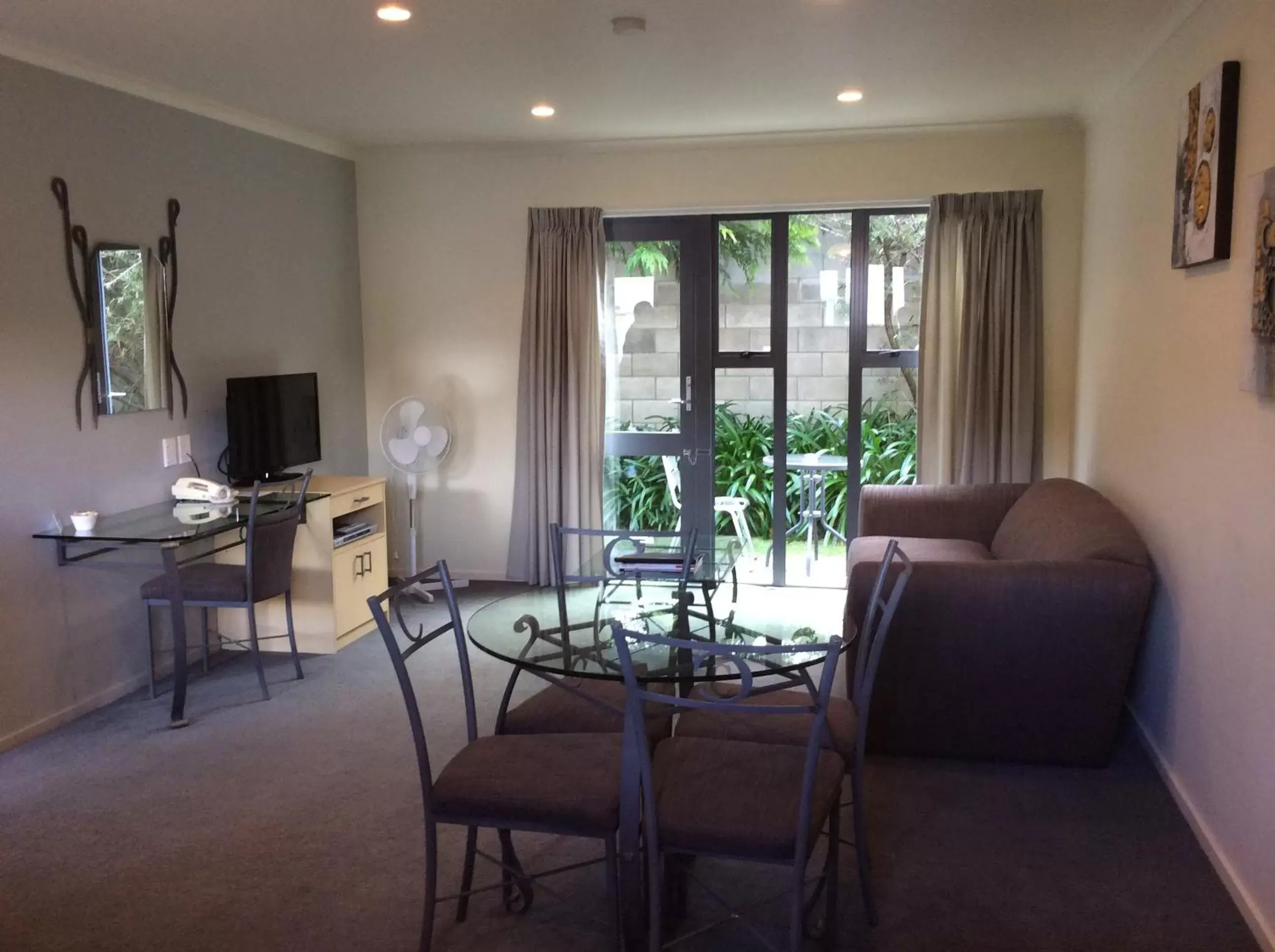 One-Bedroom Apartment (4 Adults) in Chancellor Motor Lodge and Conference Centre One-Bedroom Apartment (4 Adults) in Chancellor Motor Lodge and Conference Centre