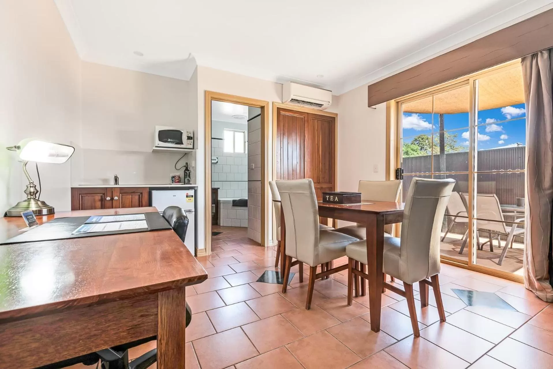 Kitchen or kitchenette in Georgian Motor Lodge