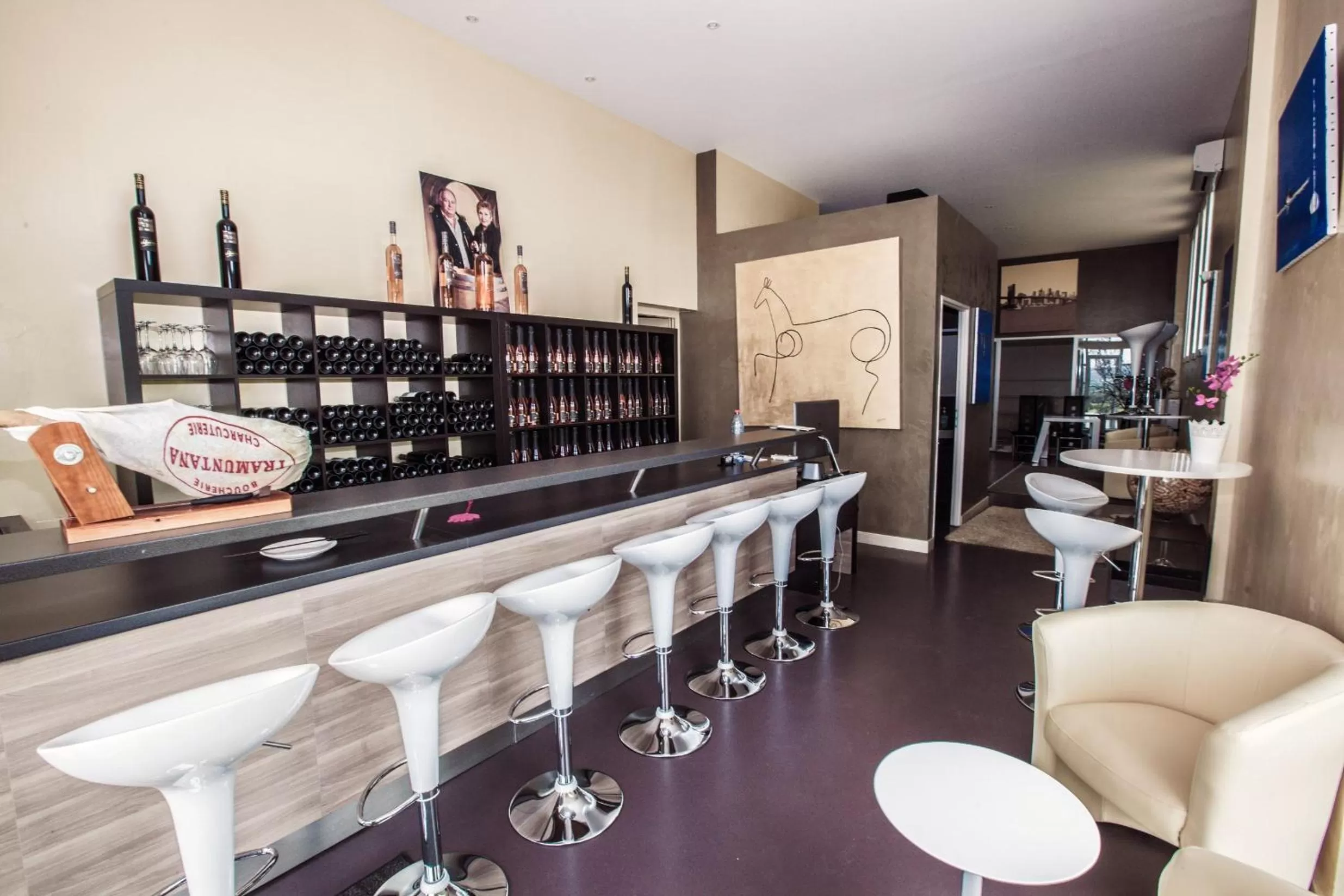 Lounge or bar in Château de Valloubière