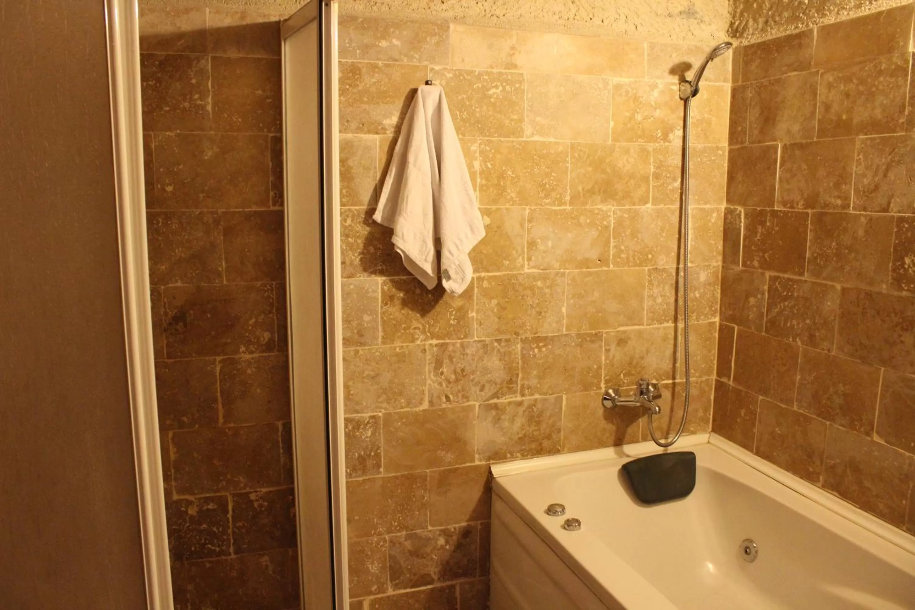 Shower in Kismet Cave House