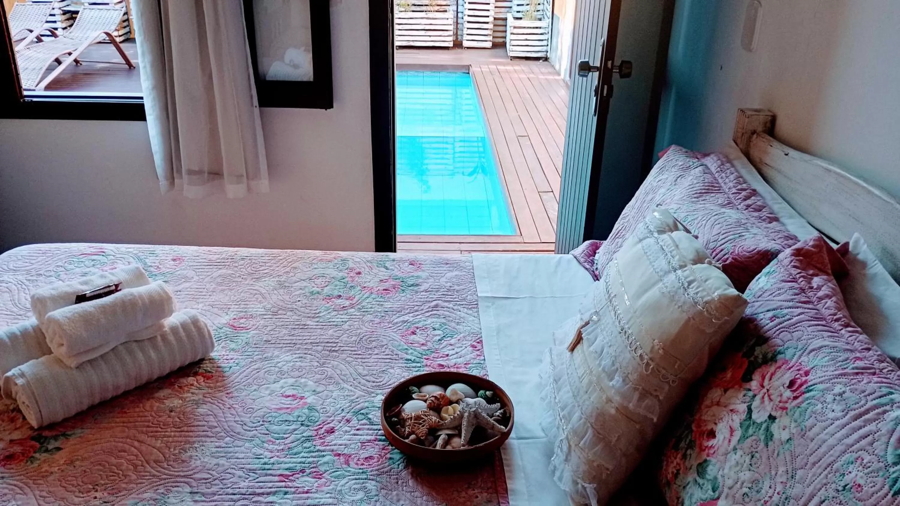 Pool view, Bed in Hibiscos Pousada