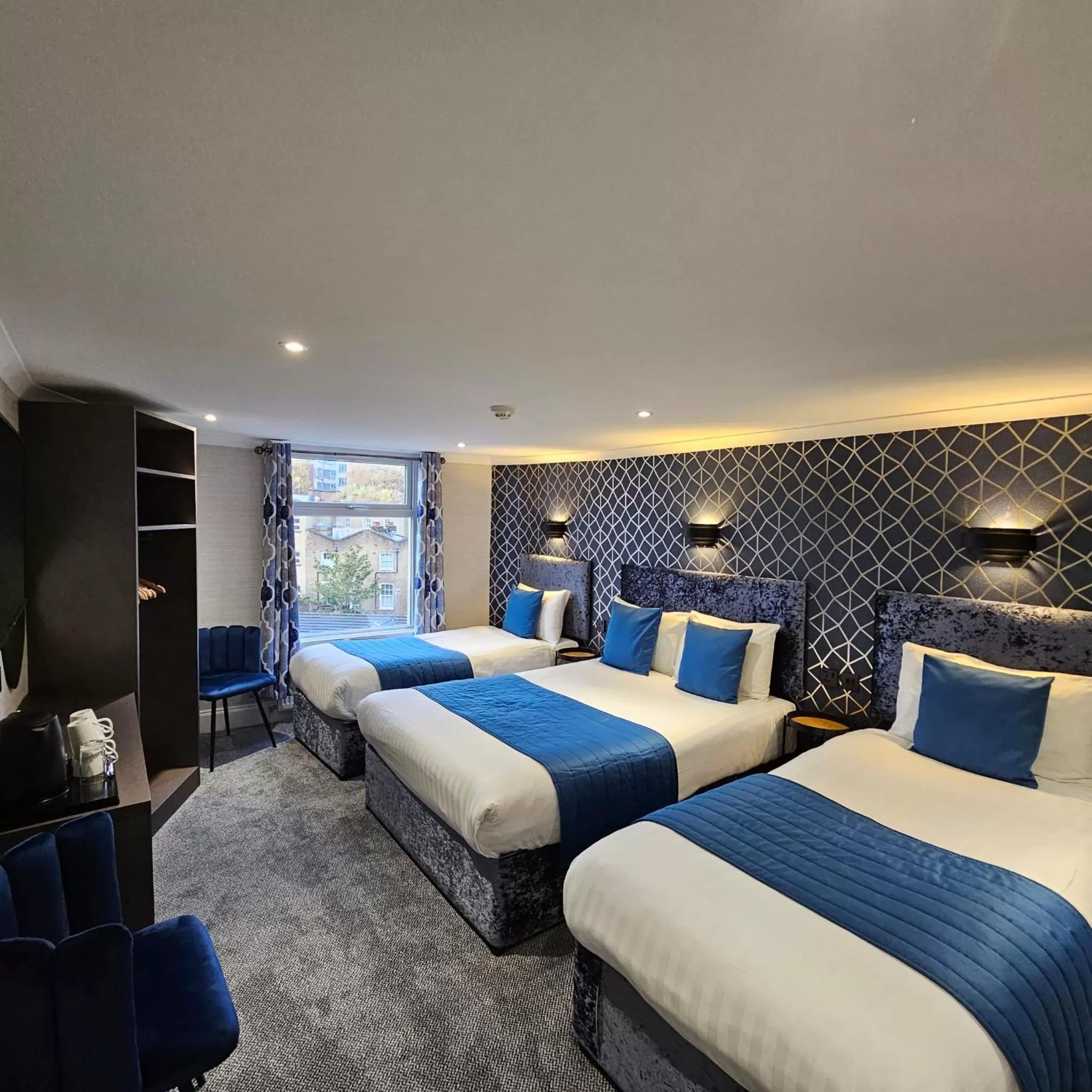 Bedroom, Bed in Mentone Hotel