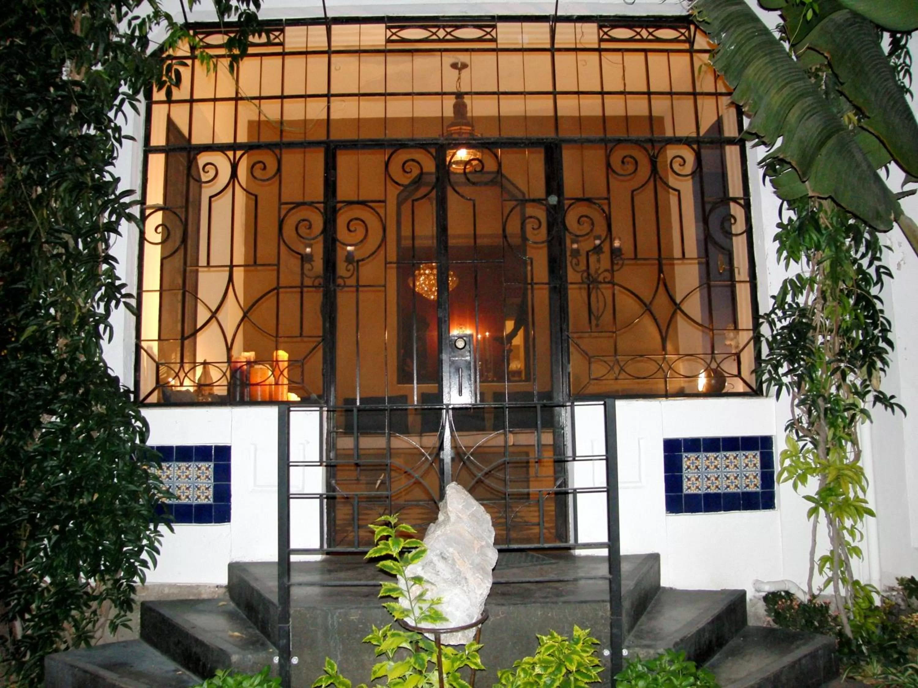 Facade/entrance in La Perla Hotel Boutique B&B