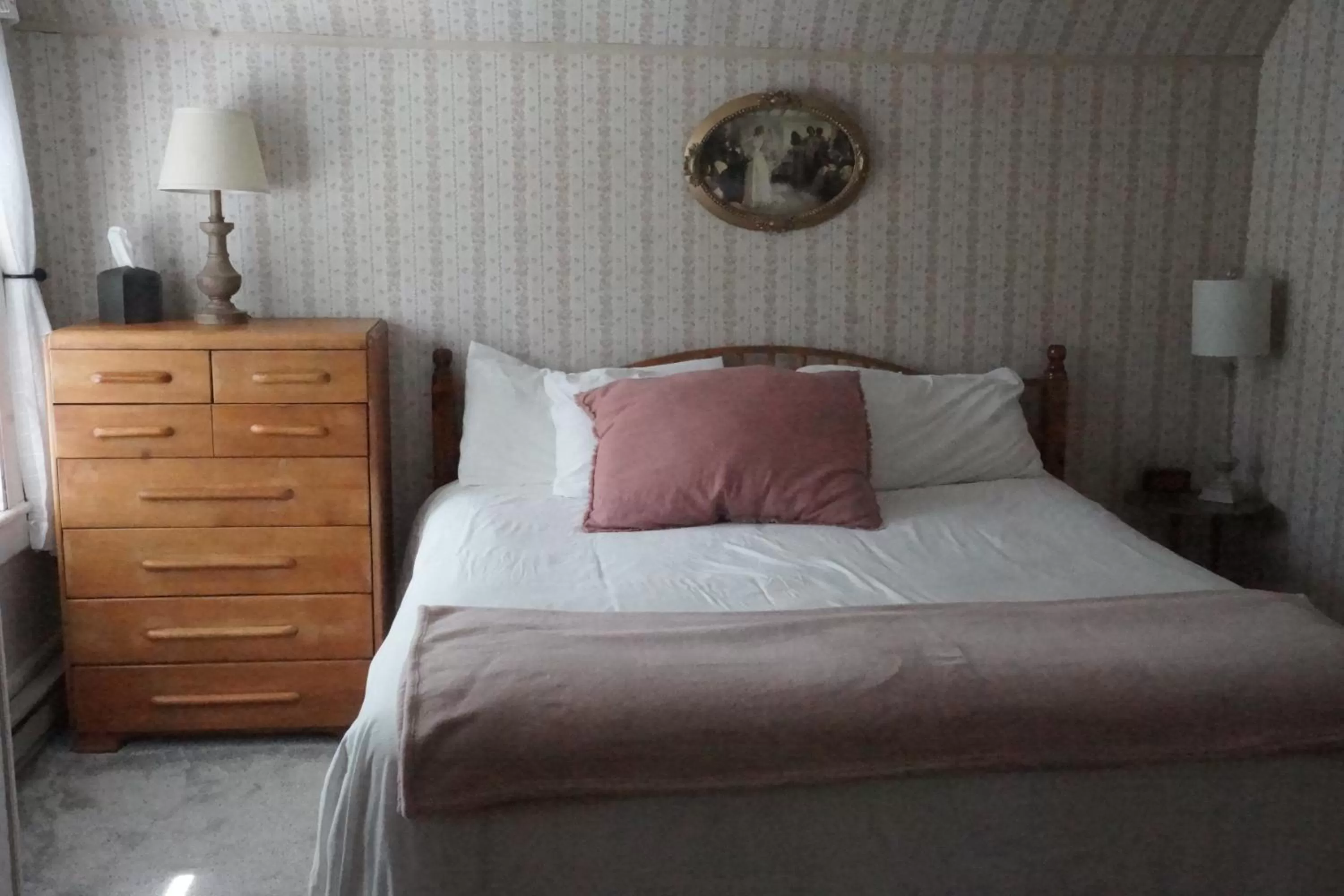 Bed in The Frogtown Inn