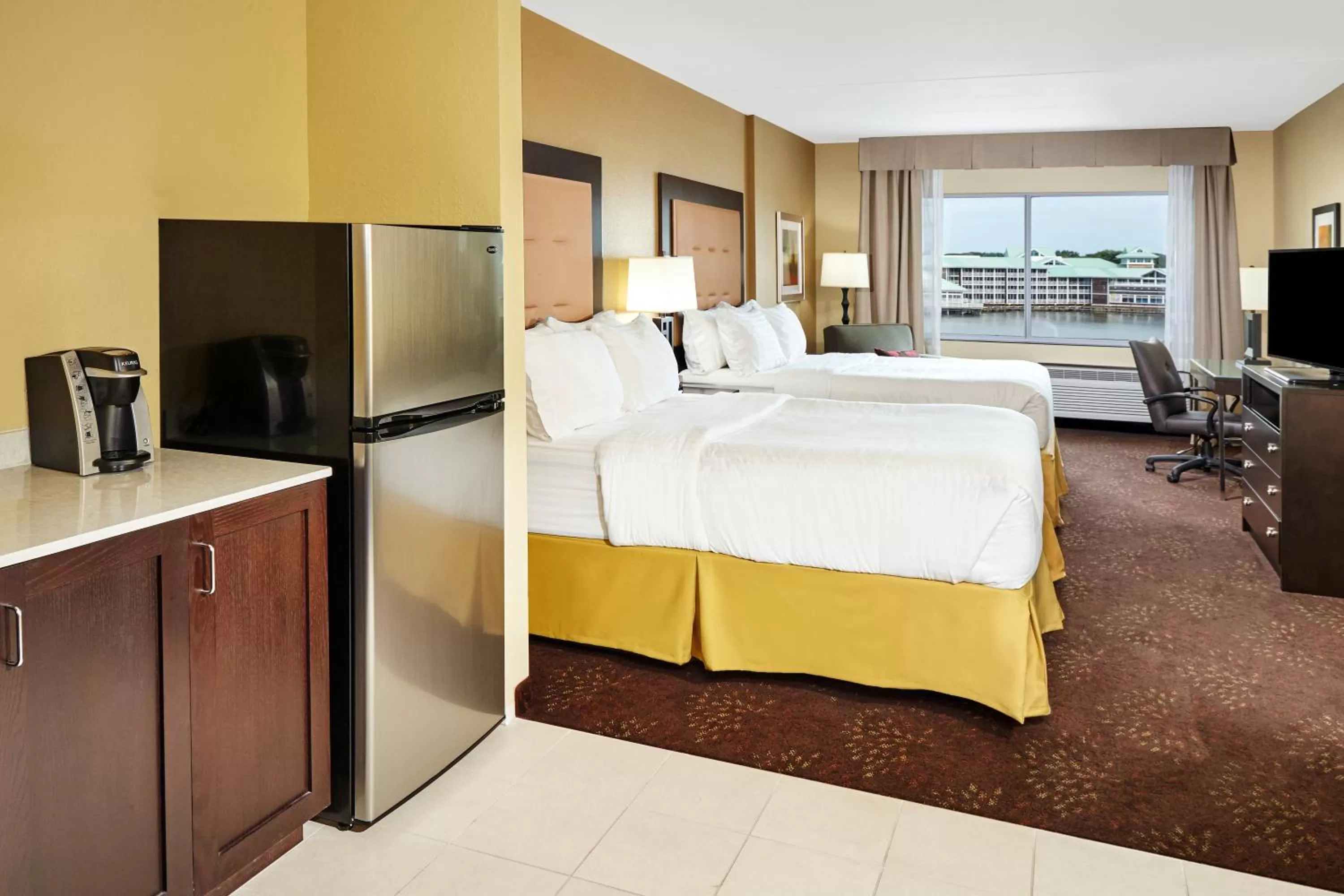 Kitchen or kitchenette, Bed in Holiday Inn Express & Suites Sandusky by IHG