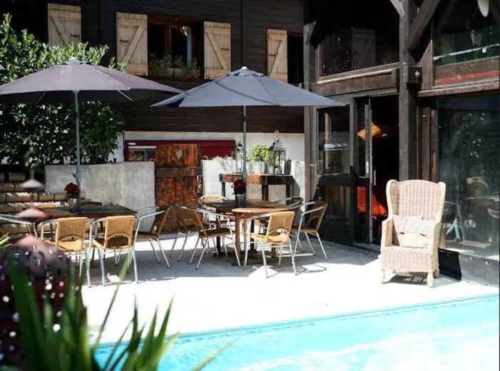 Patio in Hôtel La Chaumière