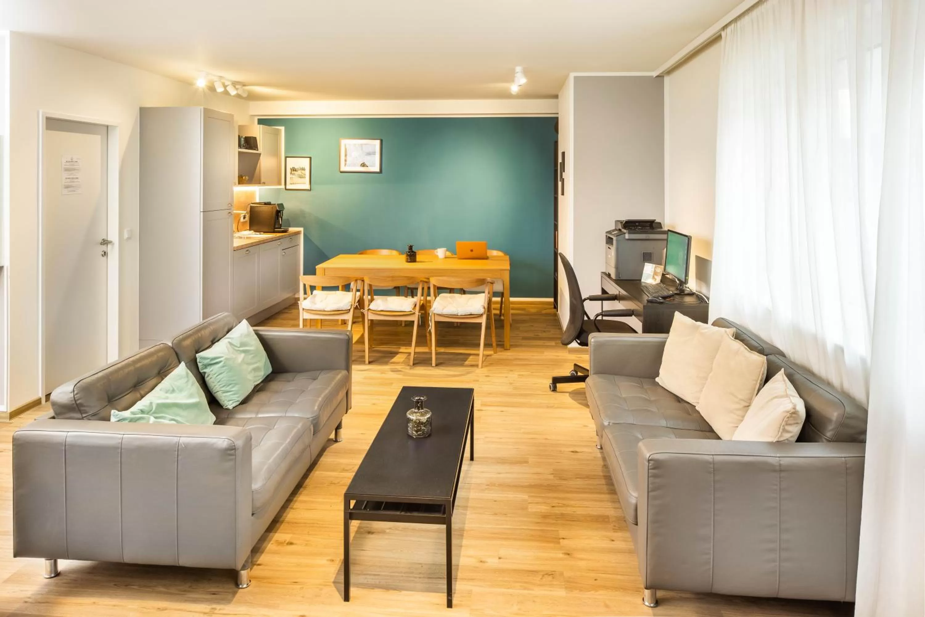 Communal lounge/ TV room in Jimmy's Apartments Lory