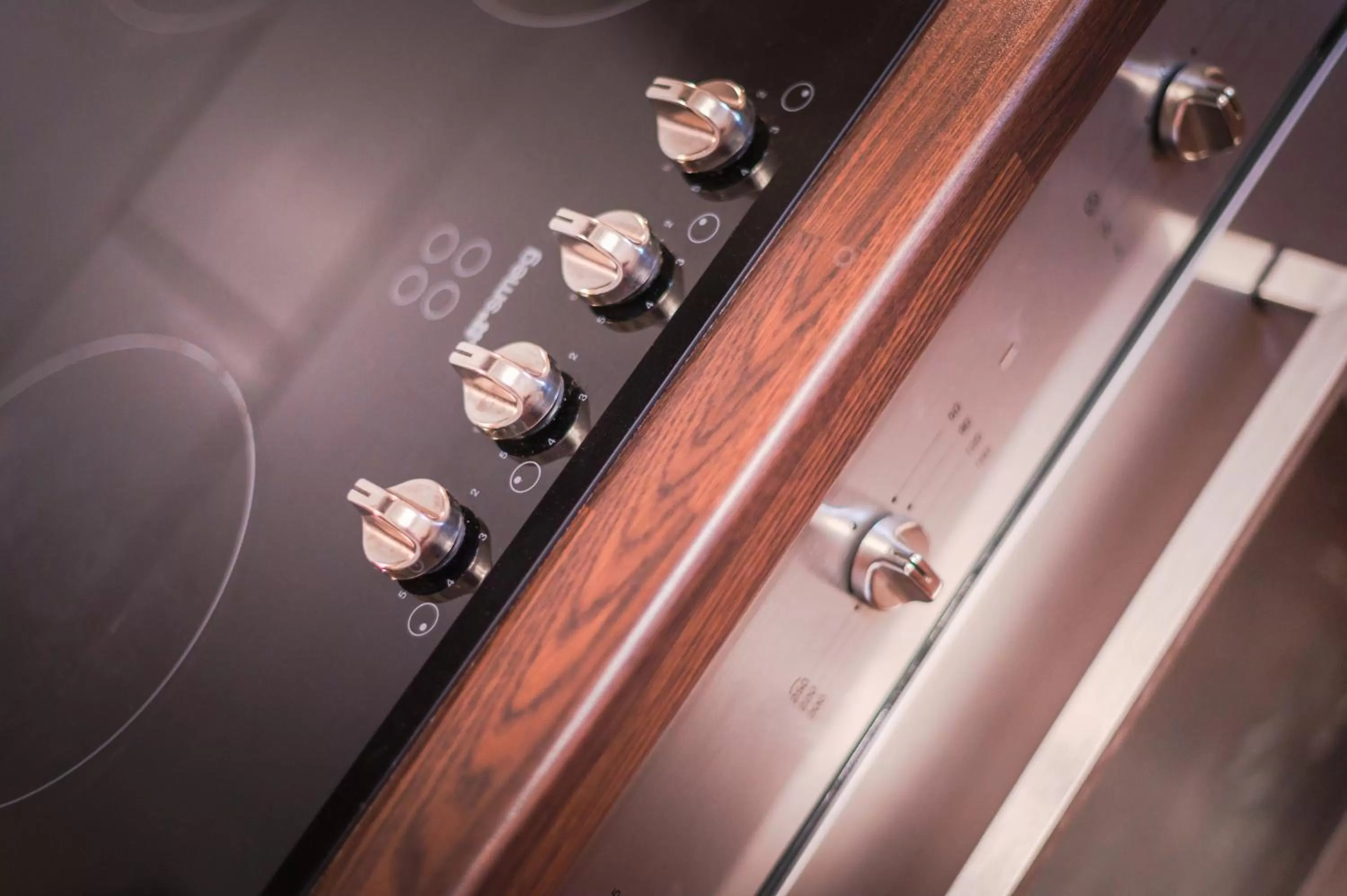 Kitchen or kitchenette in The Knight Residence by Mansley