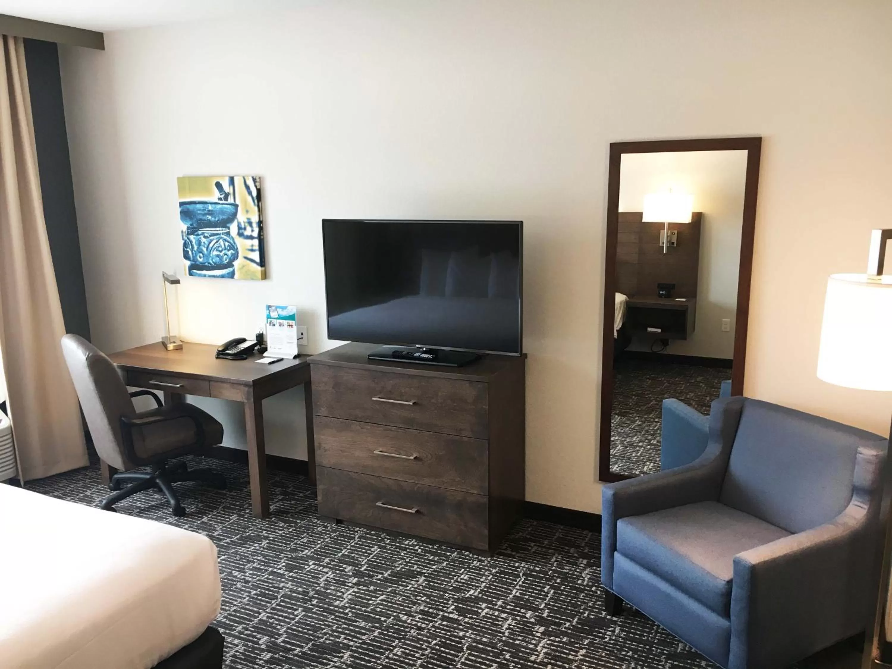 TV and multimedia, Bed in Gundersen Hotel & Suites