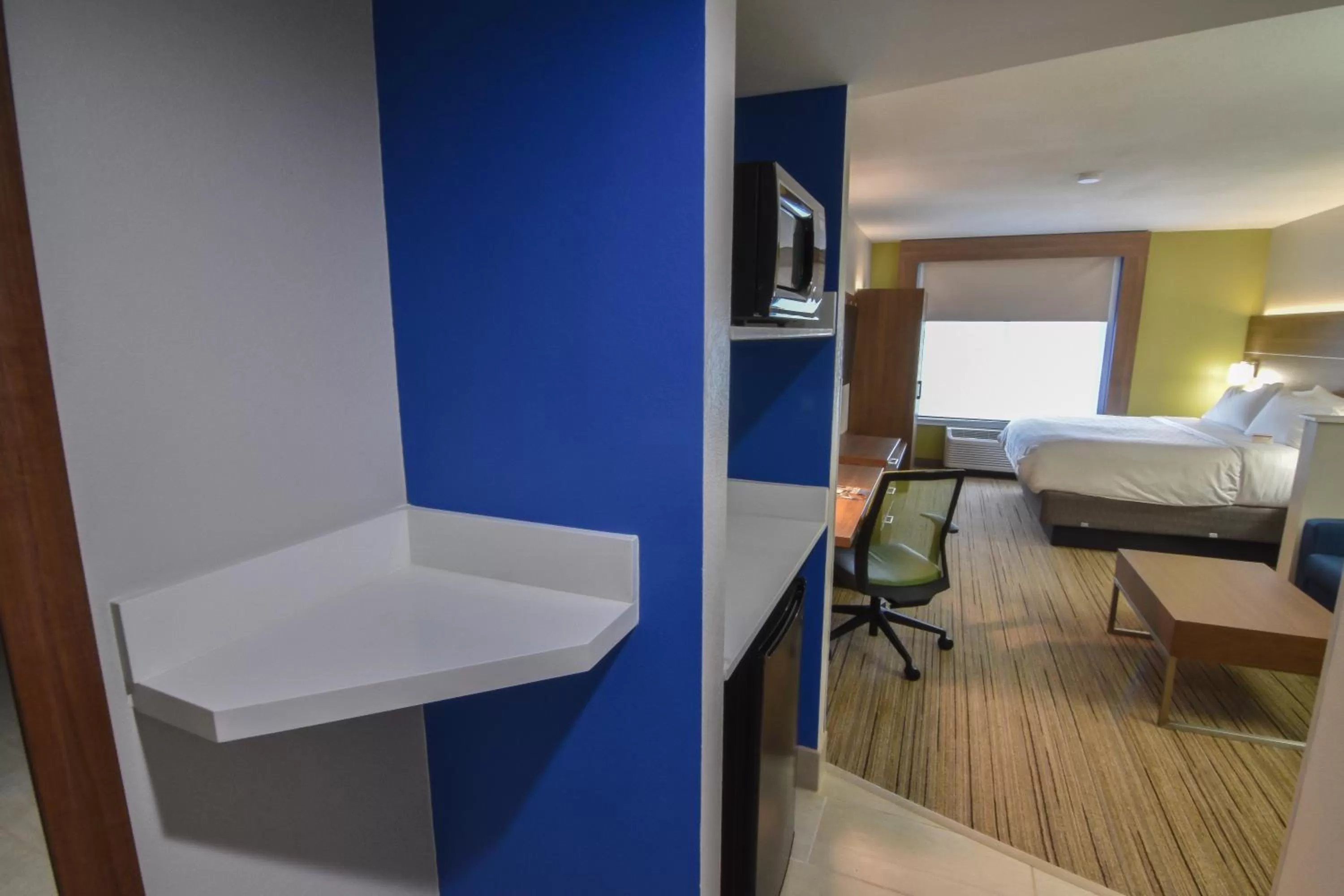 Photo of the whole room, Bed in Holiday Inn Express & Suites - Indianapolis Northwest by IHG