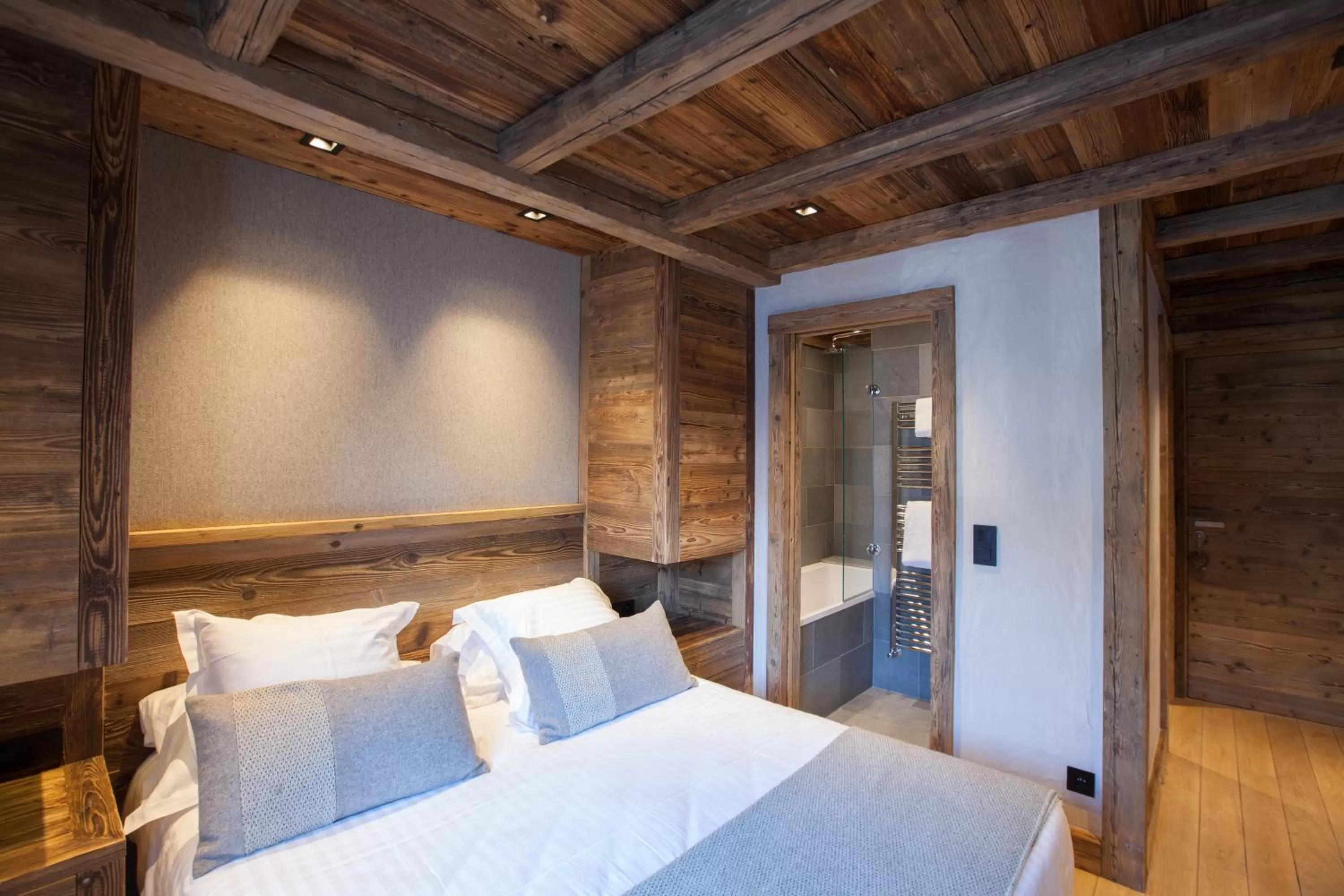 Photo of the whole room, Bed in Au Coin Du Feu