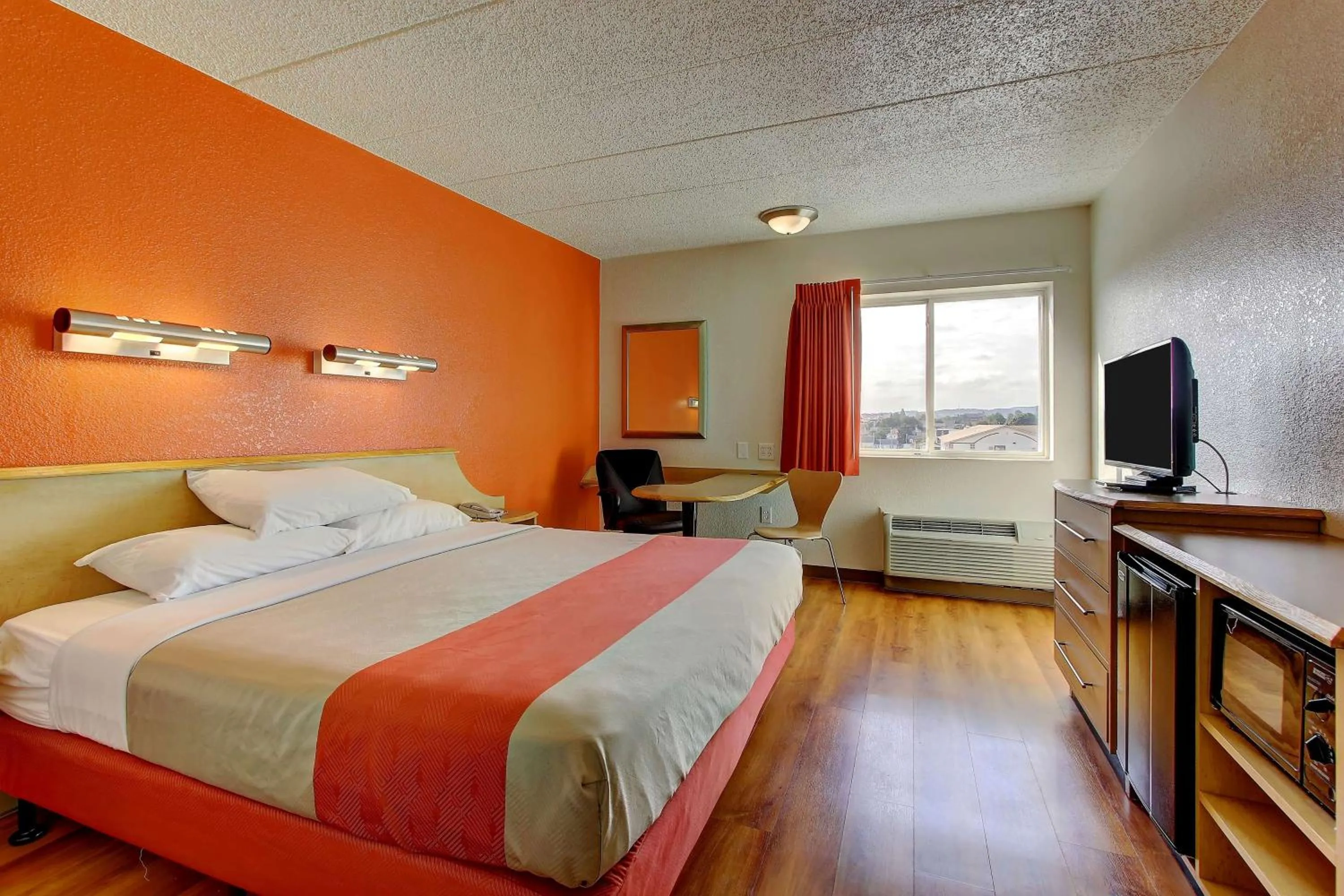 TV and multimedia, Bed in Motel 6-York, PA - North
