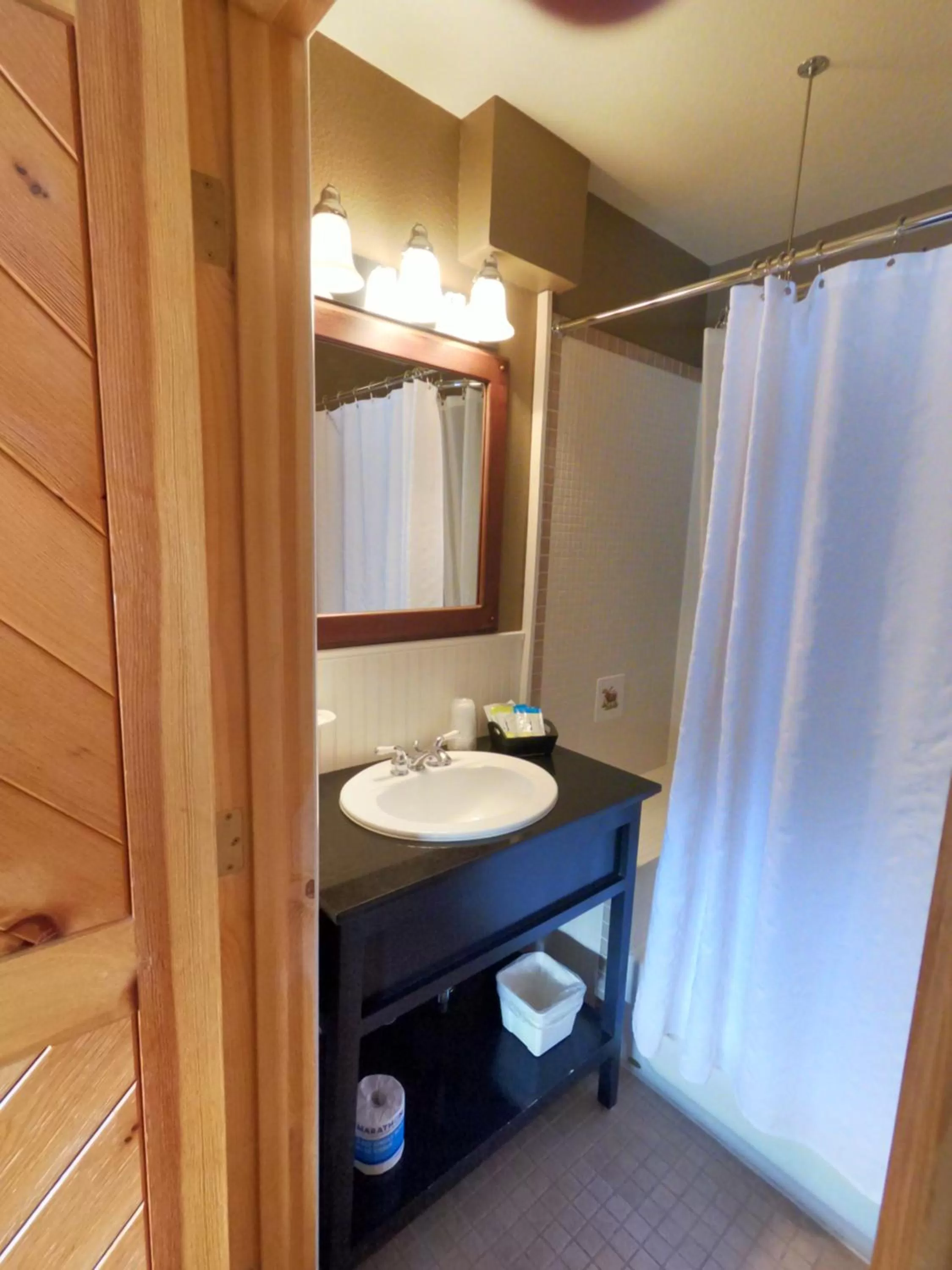 Bathroom in CREEKSIDE LODGE