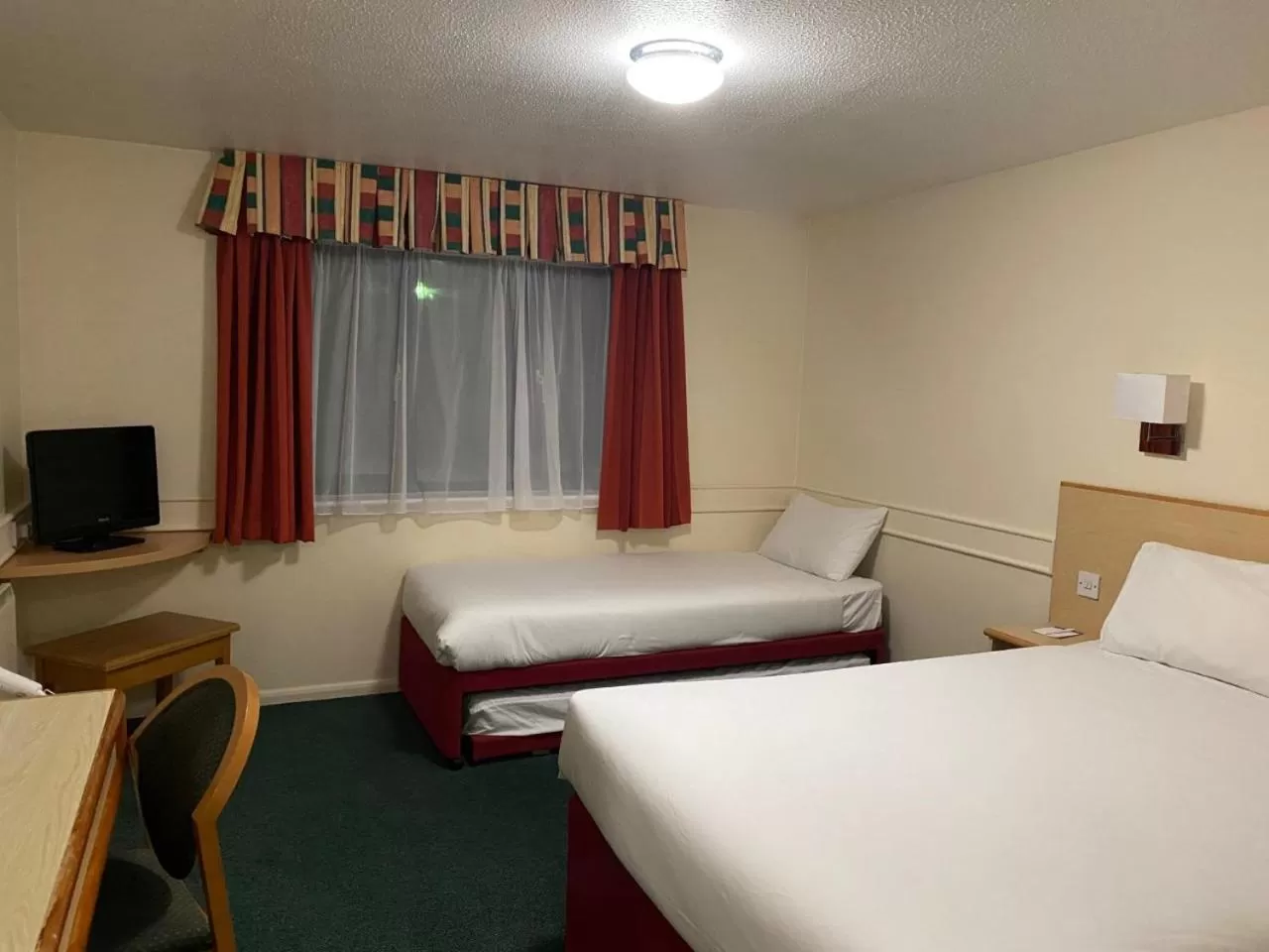 Bed in Days Inn Michaelwood M5