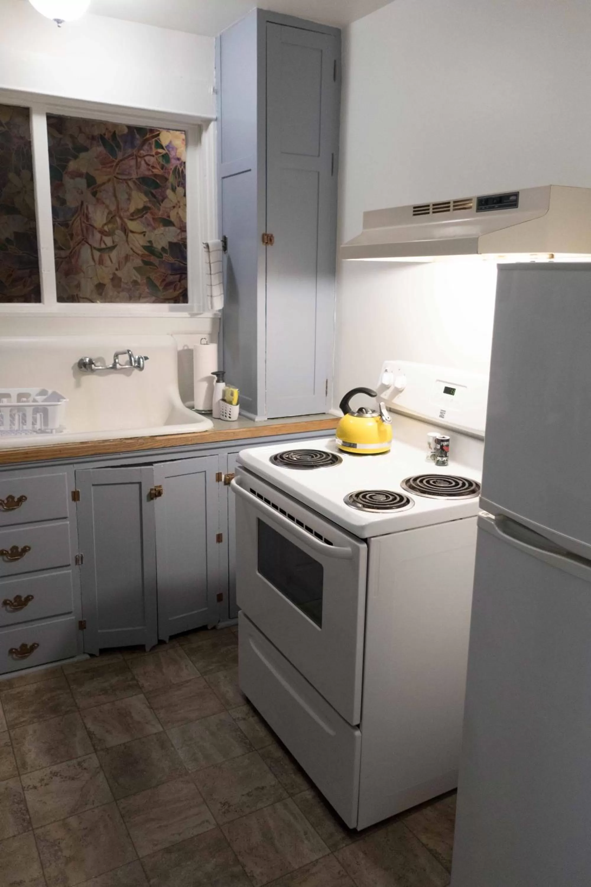 Kitchen or kitchenette in Sauerdough Lodging