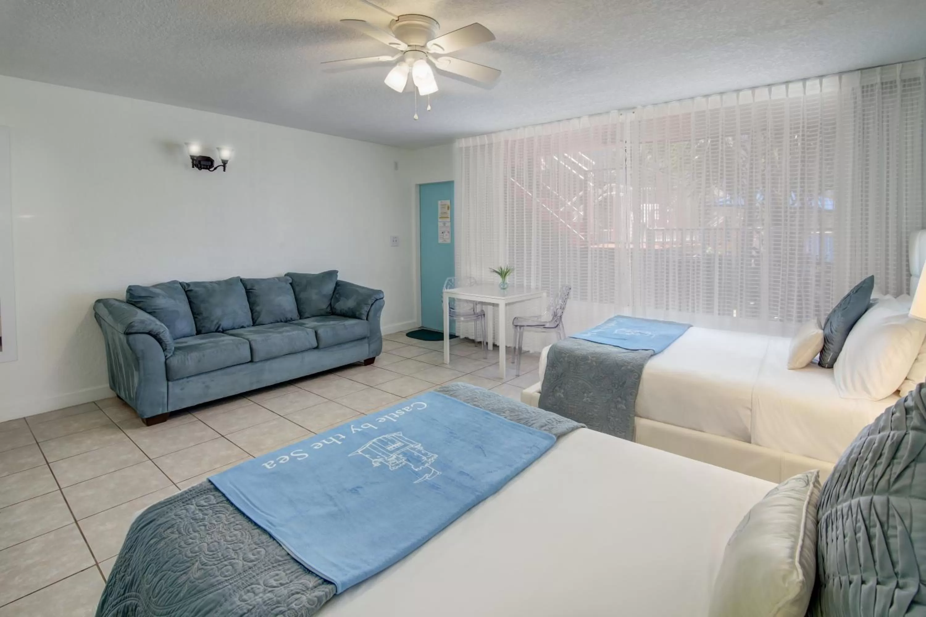 Living room in Castle by the Sea Motel