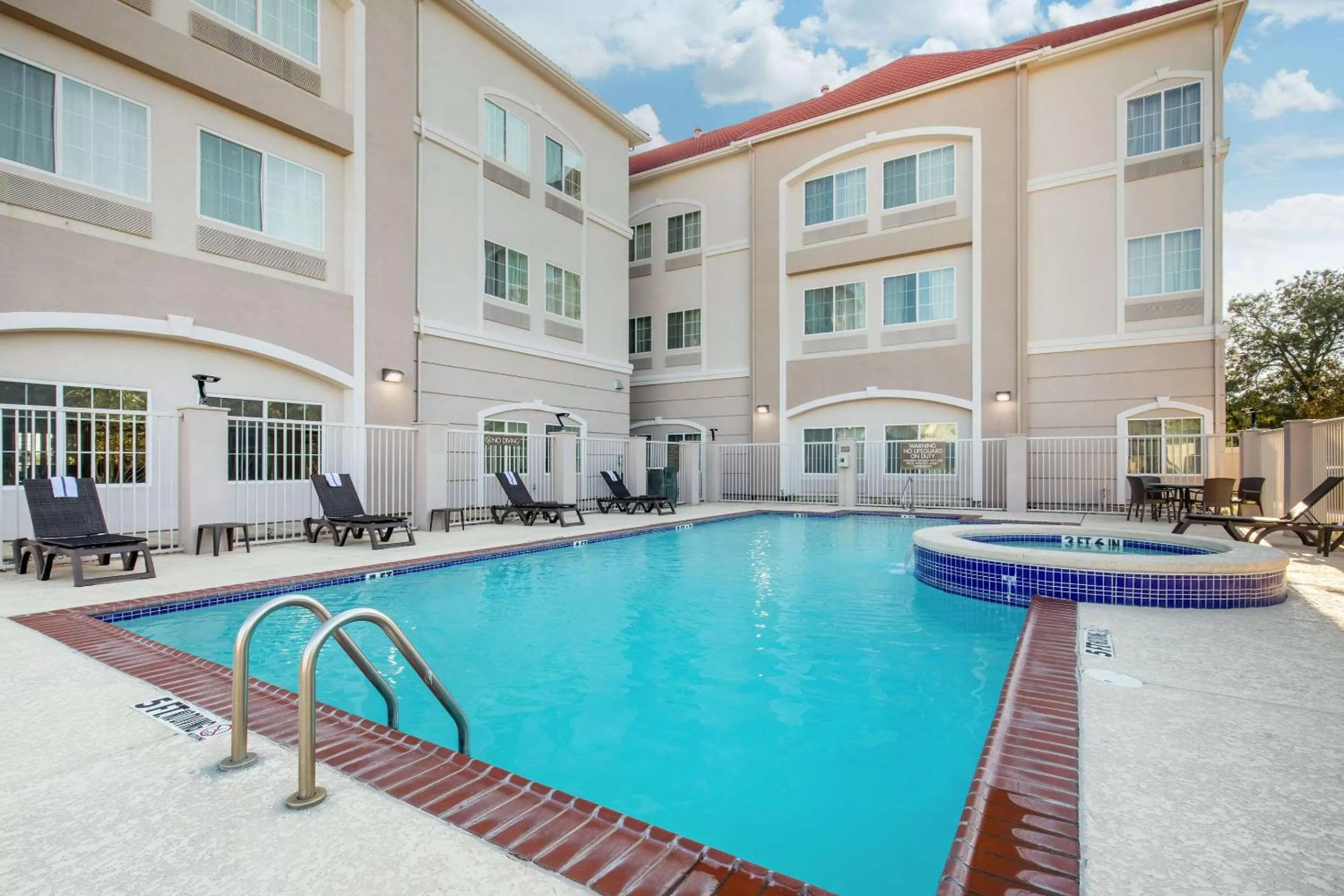 Swimming pool in Comfort Inn & Suites Cedar Hill Duncanville