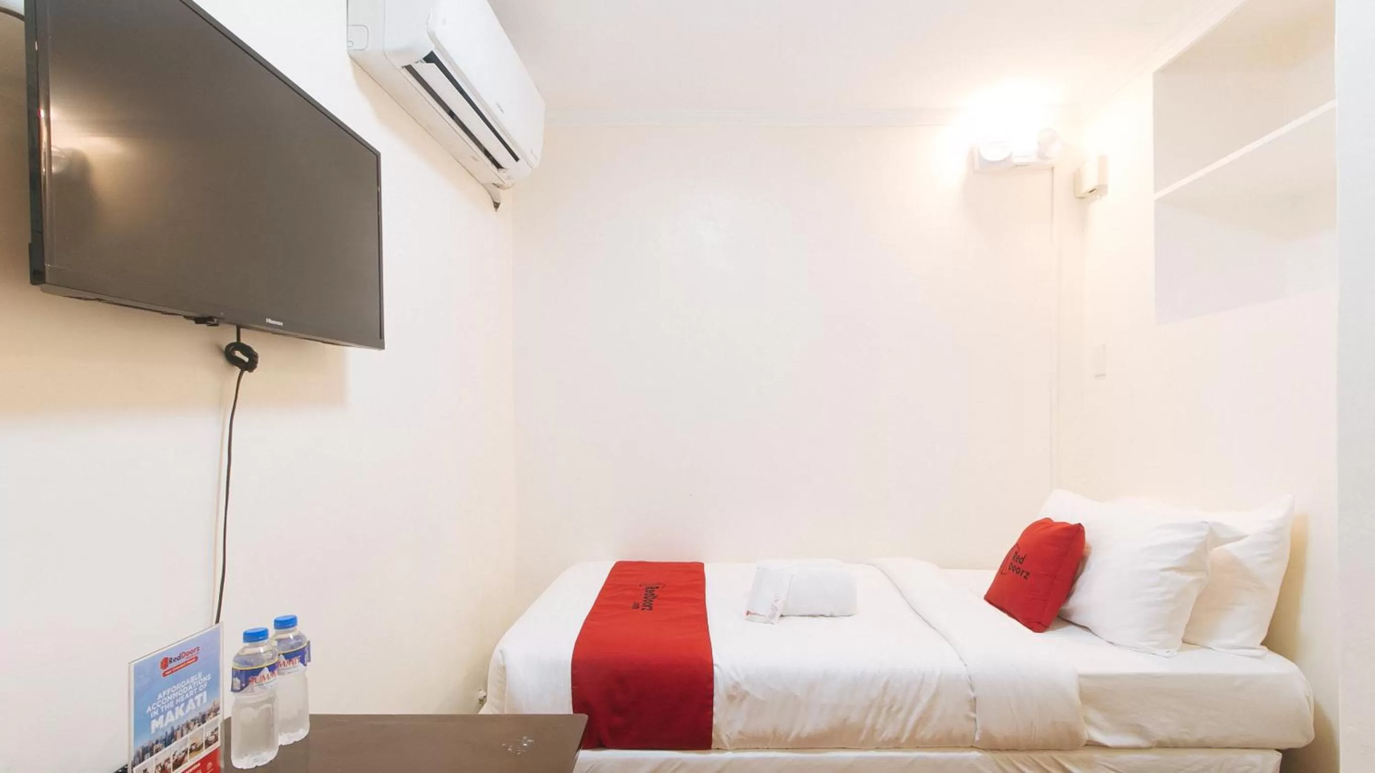 Bedroom, Bed in RedDoorz Premium near Greenbelt Makati - Vaccinated Staff