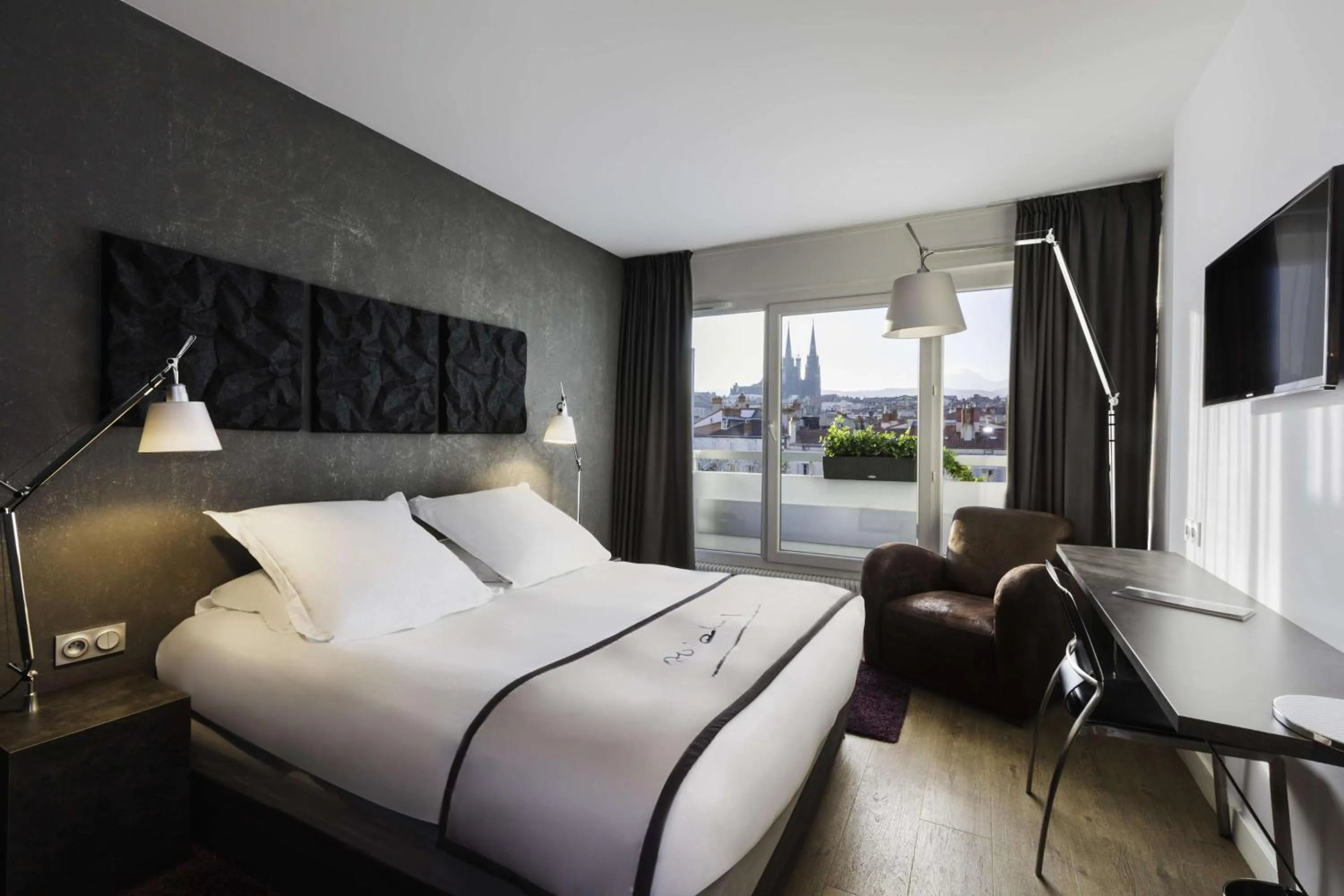 Photo of the whole room, Bed in Hotel Litteraire Alexandre Vialatte, BW Signature Collection
