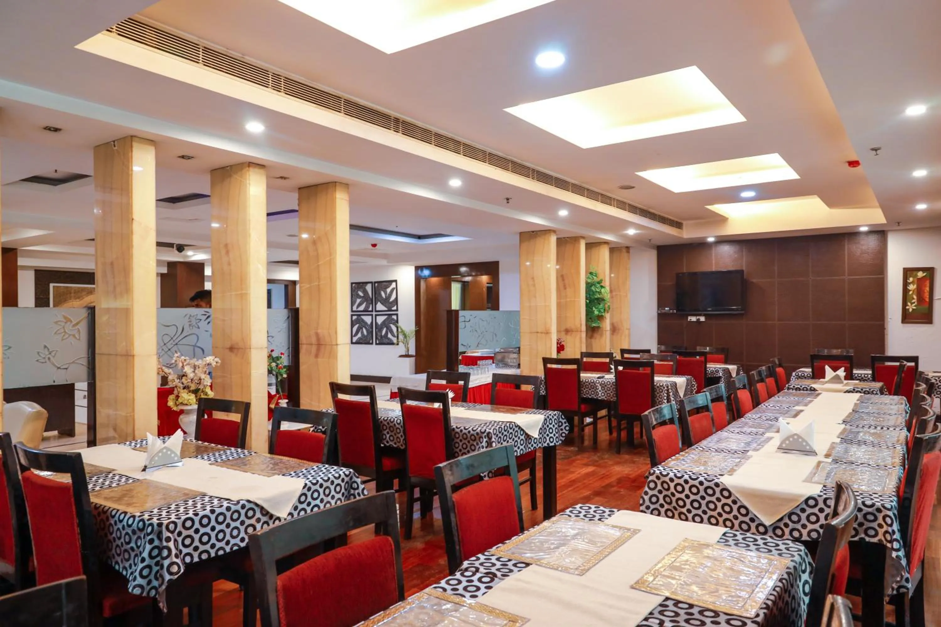 Restaurant/places to eat in Hotel Airport Residency