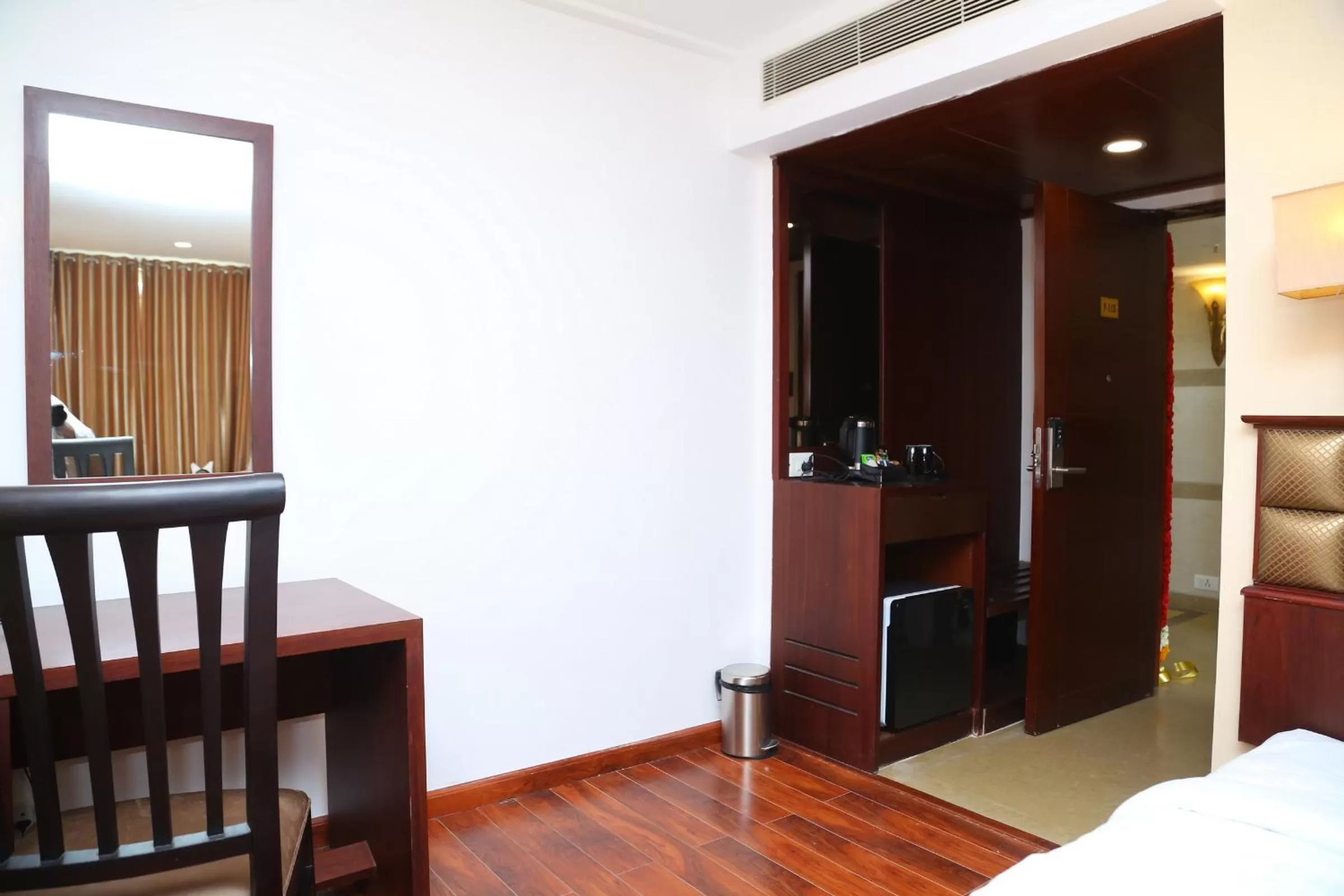 Coffee/tea facilities, Bed in Raaj Bhaavan Clarks Inn Chennai