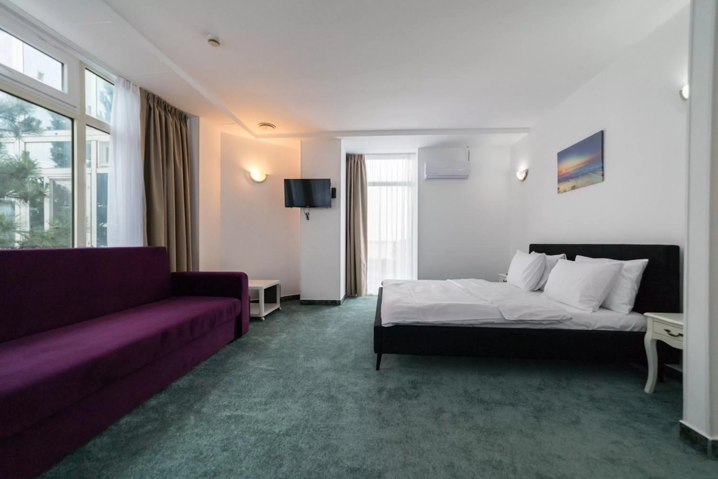 Bed, Seating Area in Avenue Palm Eforie - Avenue Hotels