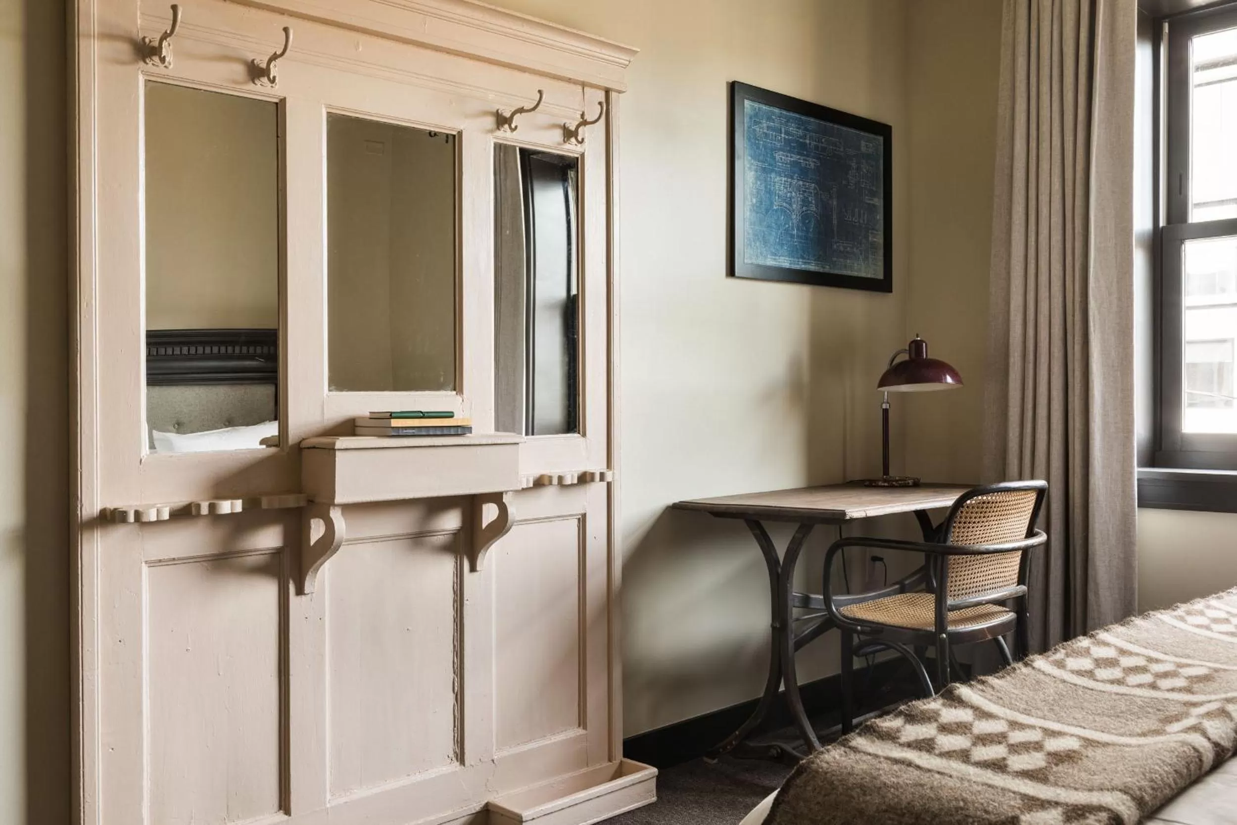 Seating area, Bed in KEX Hotel