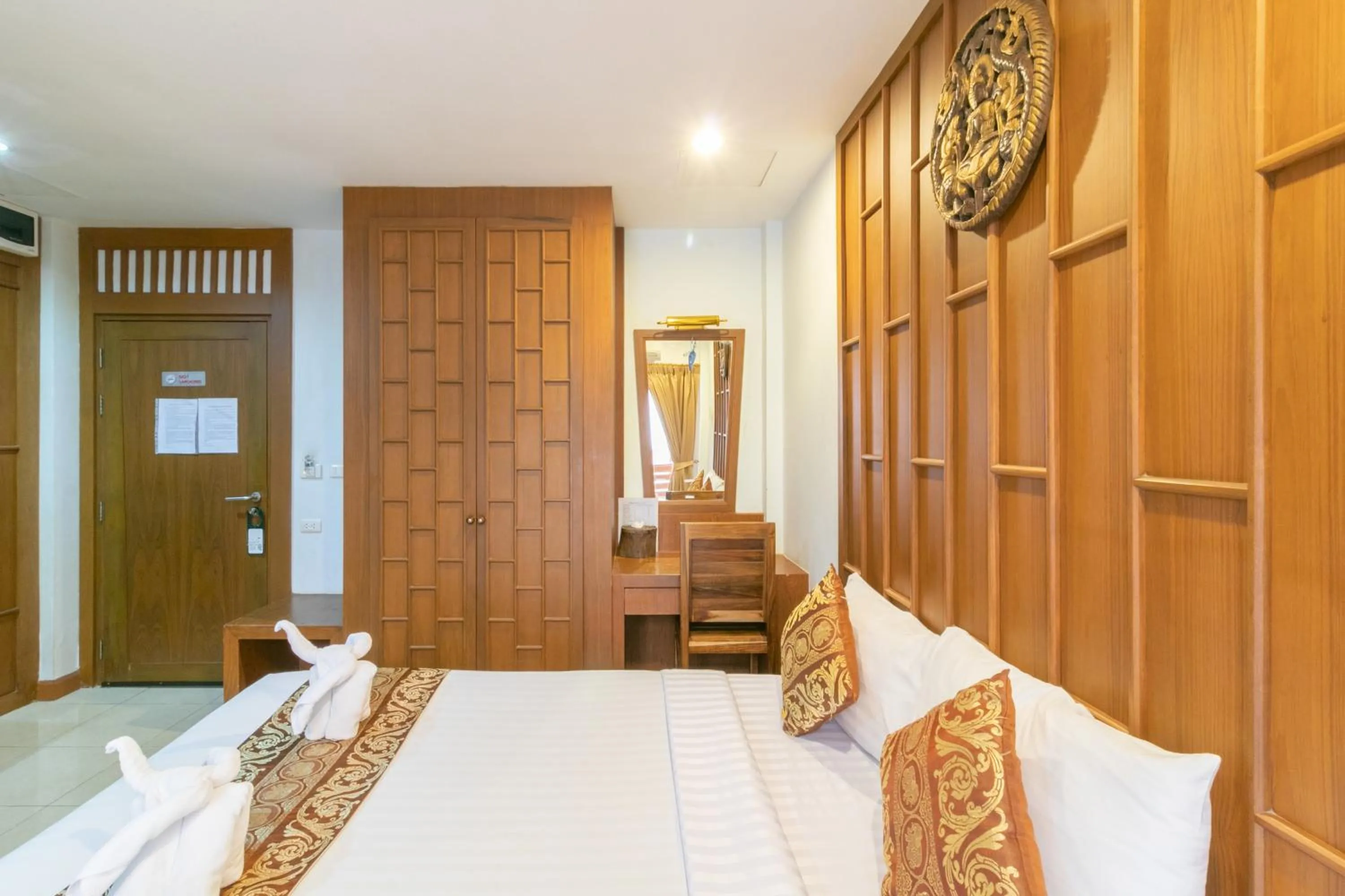 Photo of the whole room, Bed in Lotus Hotel Patong