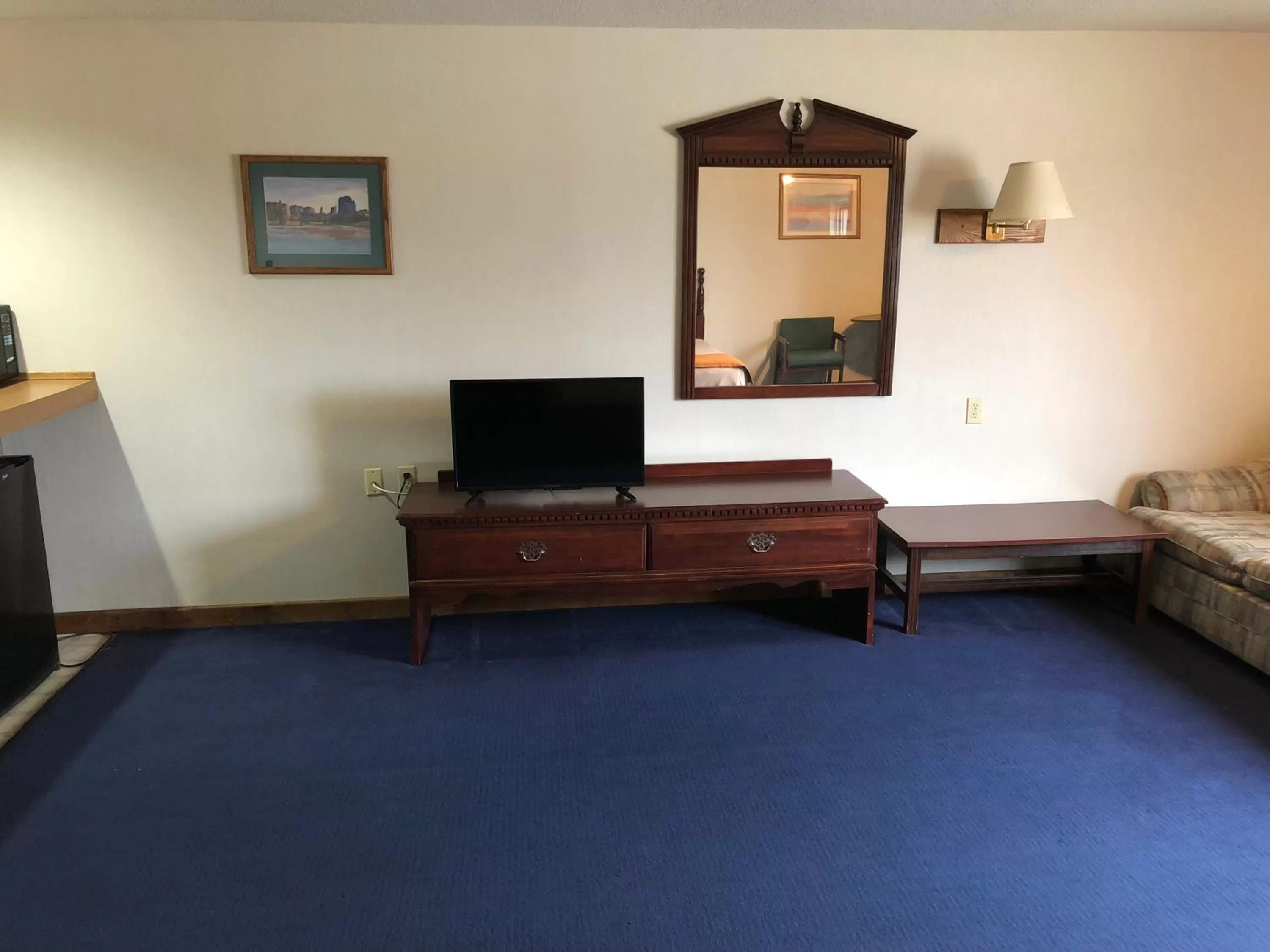 TV and multimedia in Denison Inn & Suites